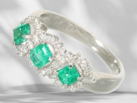 Ring: neuwertiger Platinring mit hochfeinen Smaragden und Brillanten