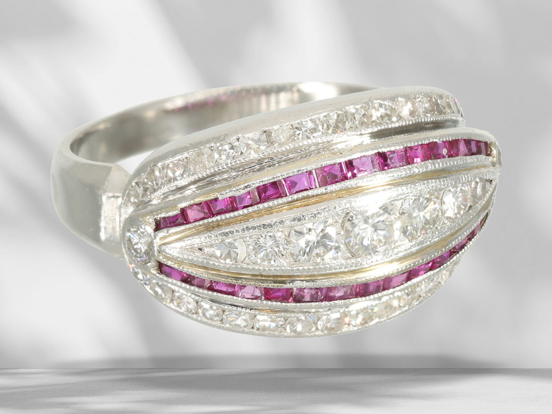 Ring: hochwertiger vintage Designer-Goldschmiedering aus Platin mit Rubin und Brillant/Diamantbesatz - Bild 3 aus 4