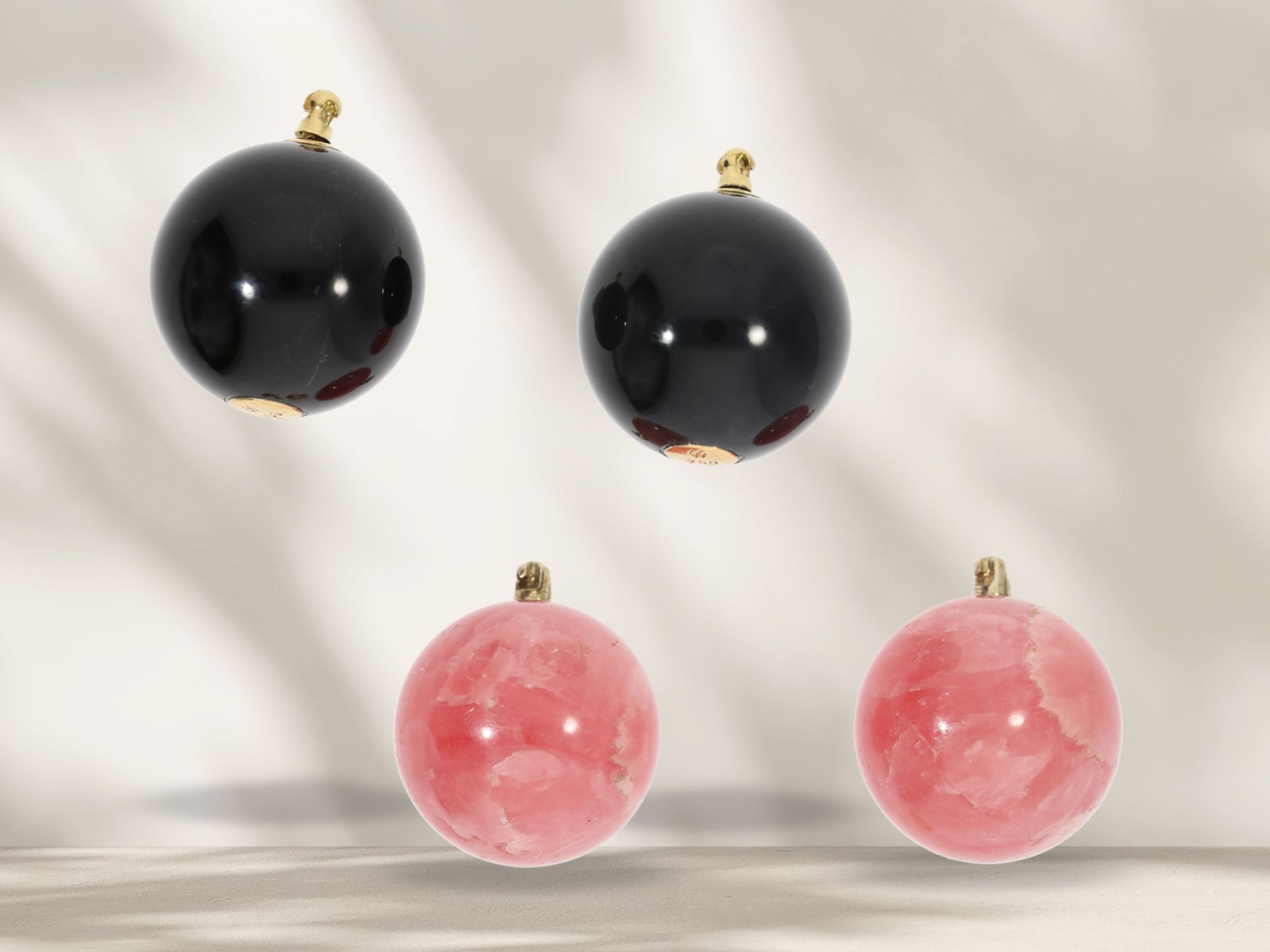 Attractive designer earrings with interchangeable black onyx beads, handcrafted from 18K yellow gold - Image 3 of 4