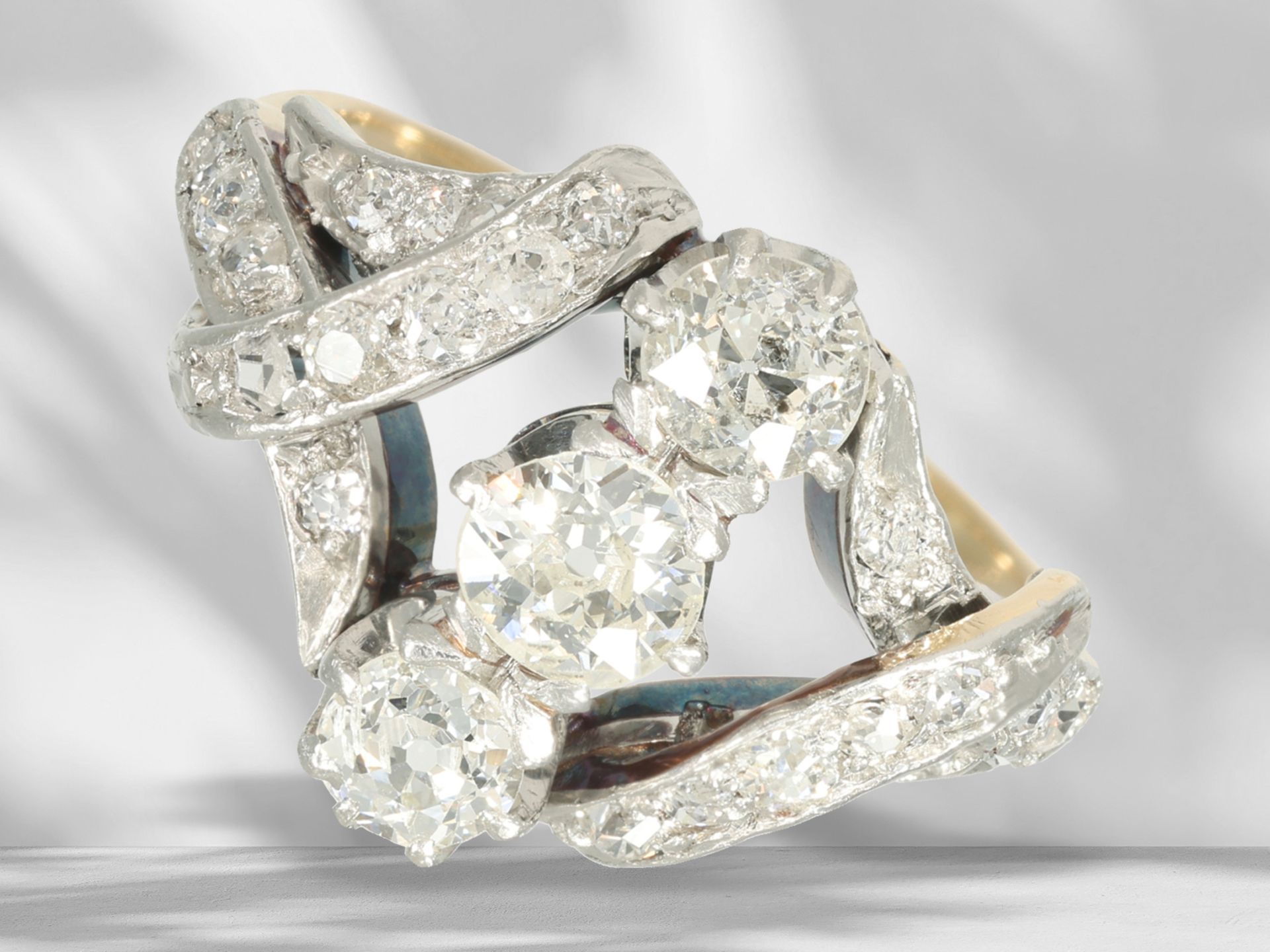 Ring: antiker Goldschmiedering mit Altschliffdiamanten, ca. 1,4ct