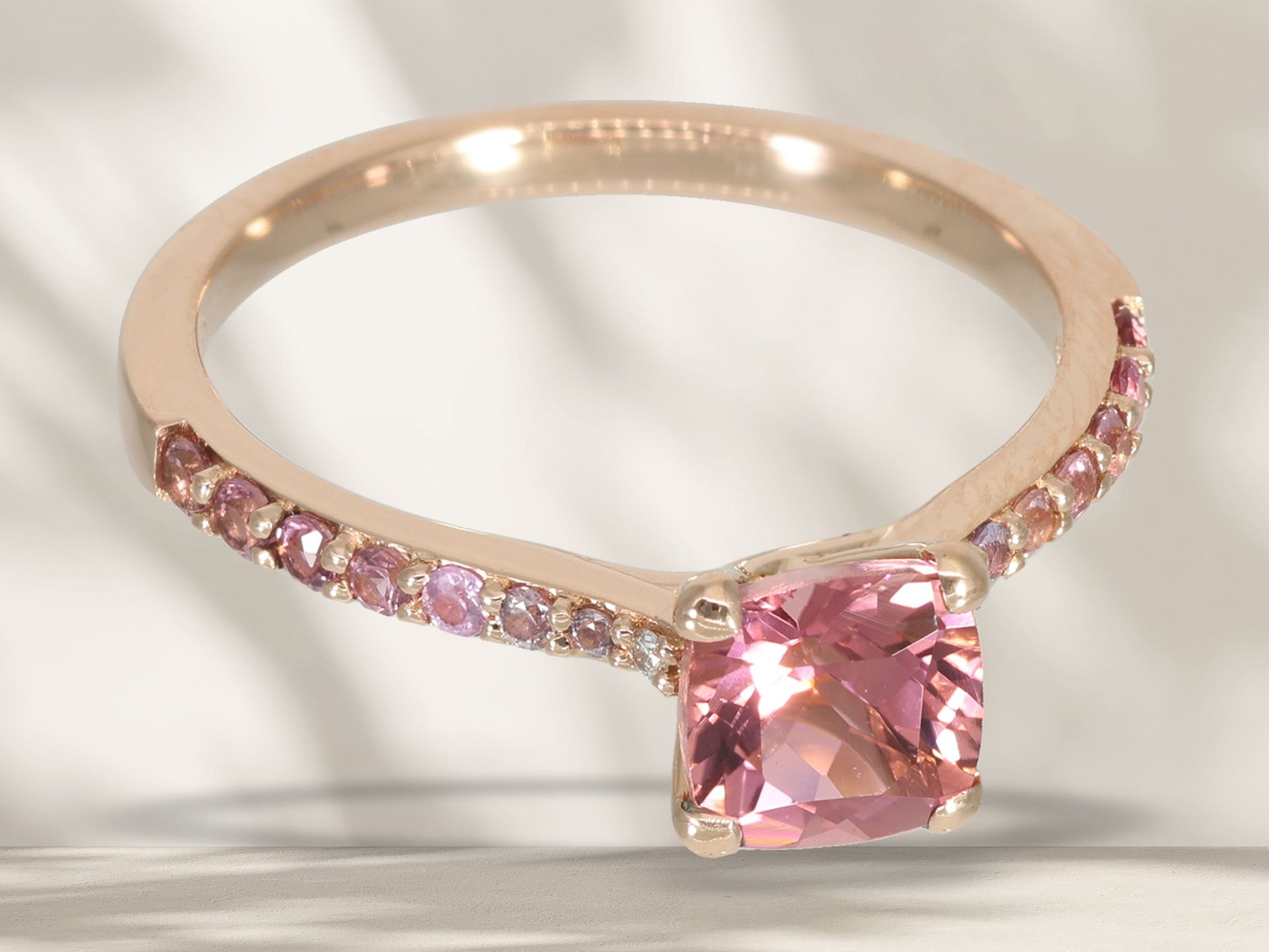 Ring: neuwertiger, feiner Goldschmiedering mit rosa Turmalinen, 18K Roségold - Bild 4 aus 4
