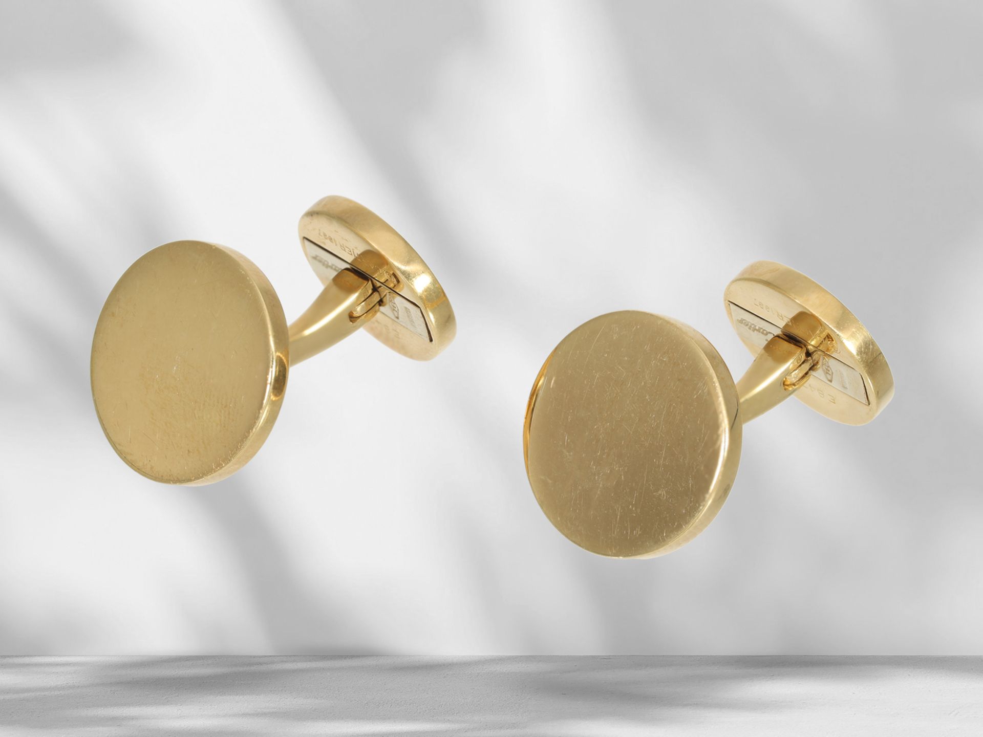 Very high quality and handcrafted cufflinks, signed Cartier 1997, with certificate, 18K gold - Image 2 of 6