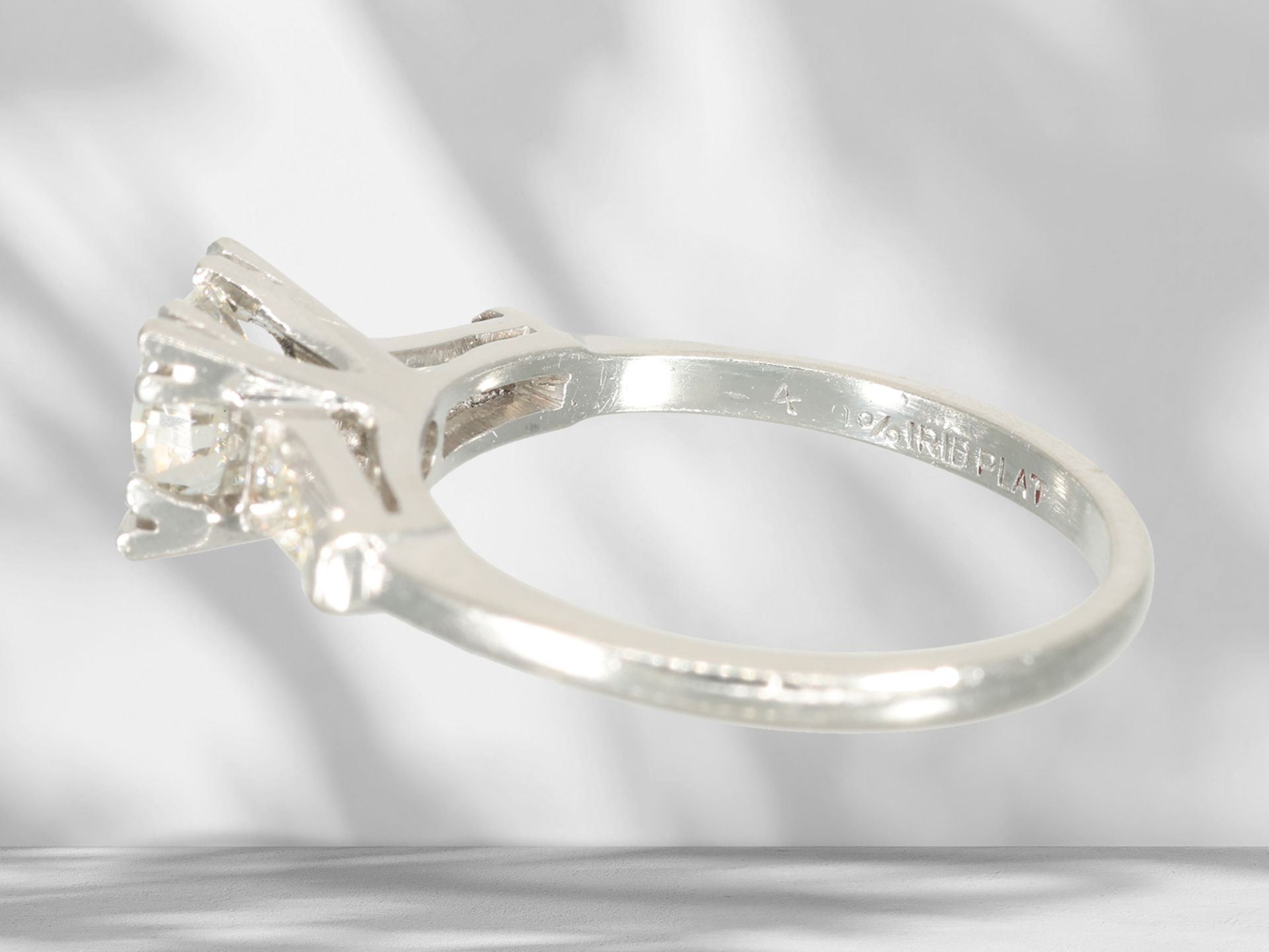 Ring: vintage Goldschmiedering aus Platin mit einen Brillanten von ca. 0,7ct sowie Trapez-Diamanten - Bild 4 aus 4