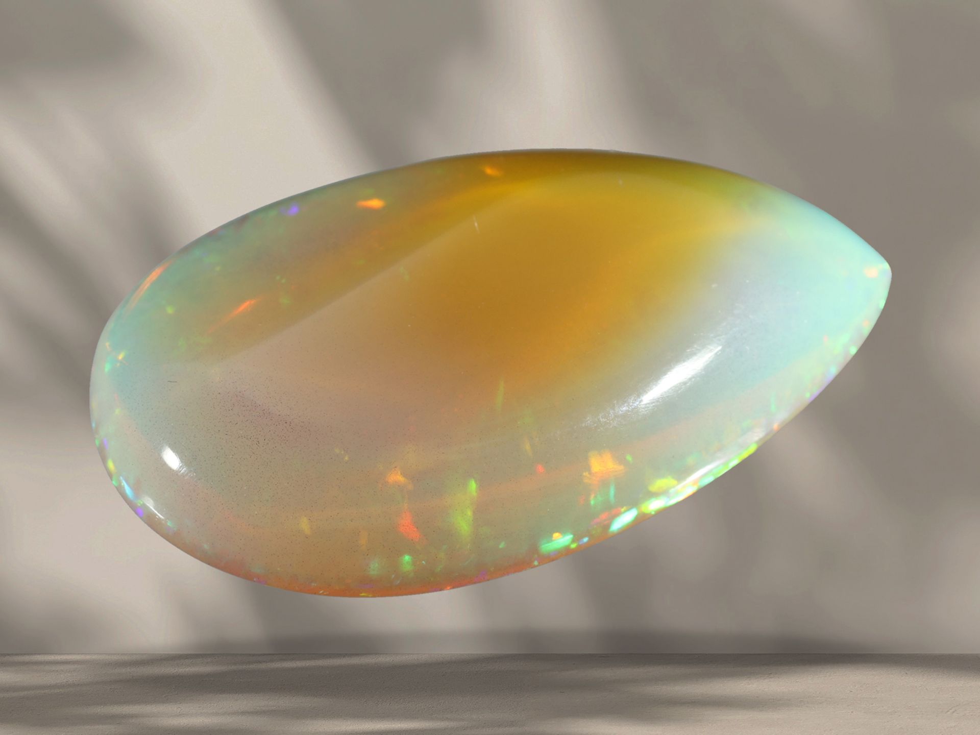 Opal of approx. 30ct in drop shape with interesting play of colours - Image 4 of 5