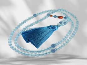 Kette: neuwertiges, ungewöhnliches Aquamarin-Mittelteil-Collier mit geschnitzter Koralle