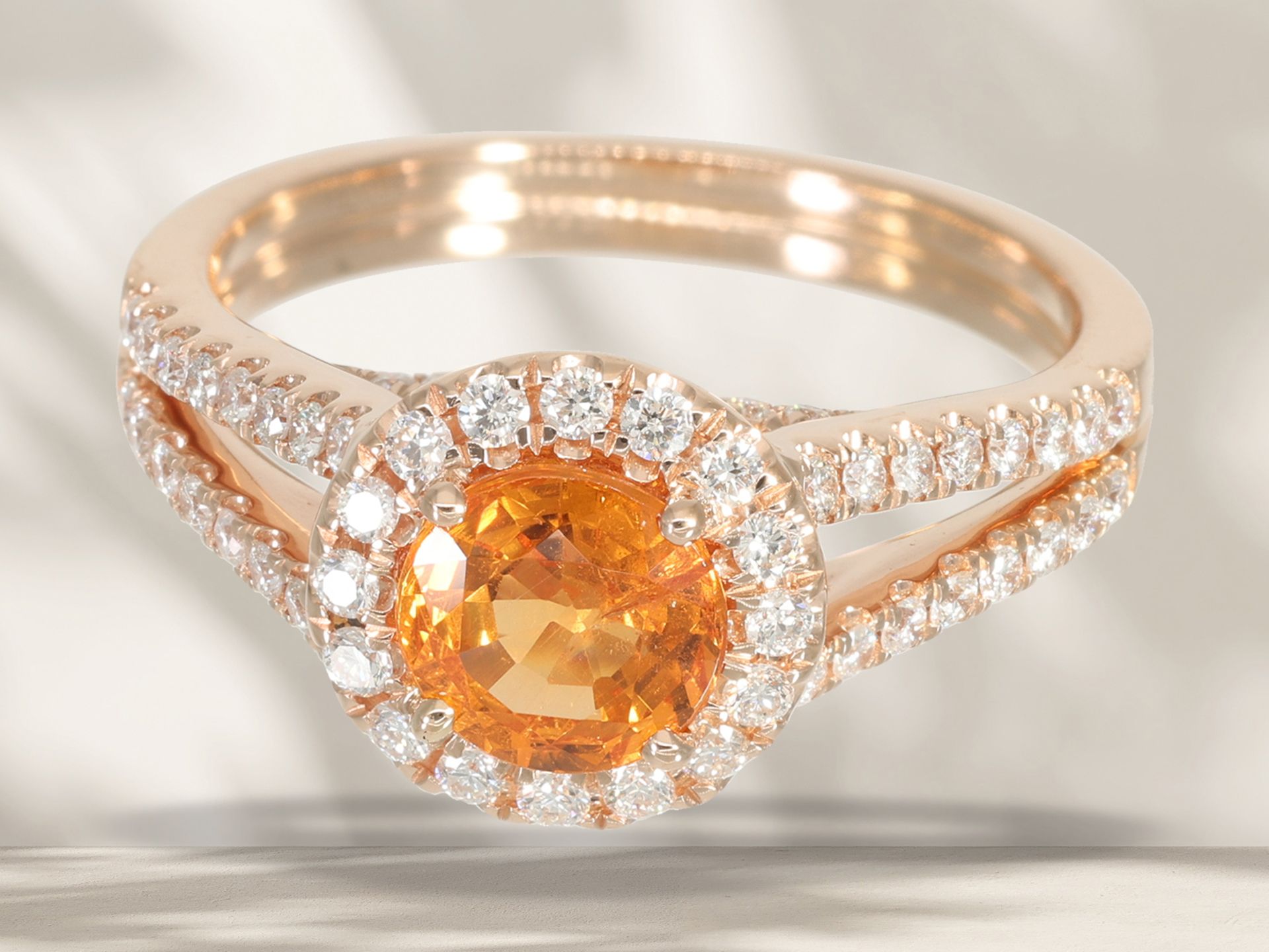 Ring: feiner Goldschmiedering mit schönem Mandarin-Granat und Brillanten, ungetragen, 18K Roségold - Bild 2 aus 6