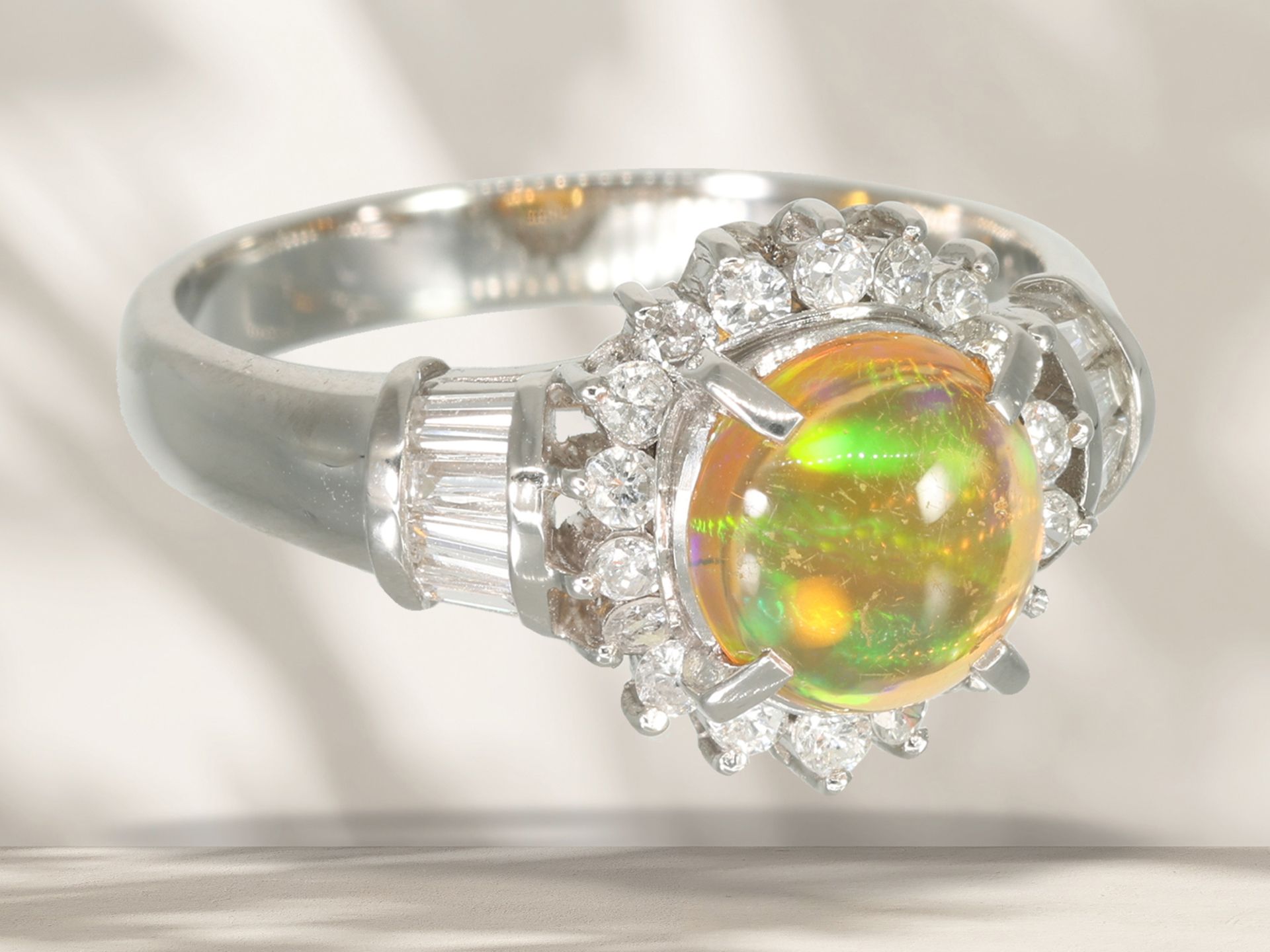 Ring: modern, like new platinum ring with fire opal and brilliant-cut diamonds - Image 4 of 5
