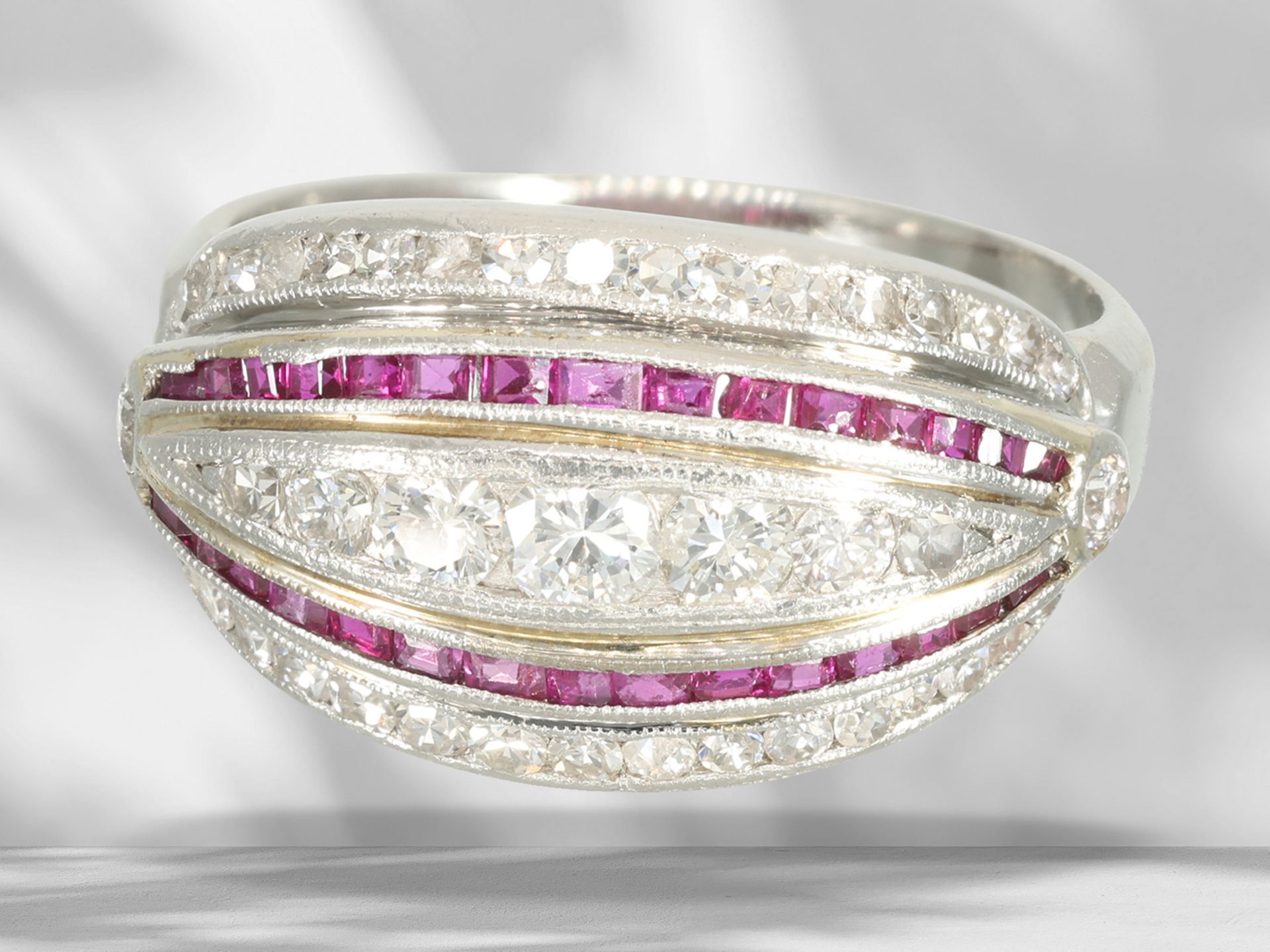 Ring: hochwertiger vintage Designer-Goldschmiedering aus Platin mit Rubin und Brillant/Diamantbesatz - Bild 2 aus 4
