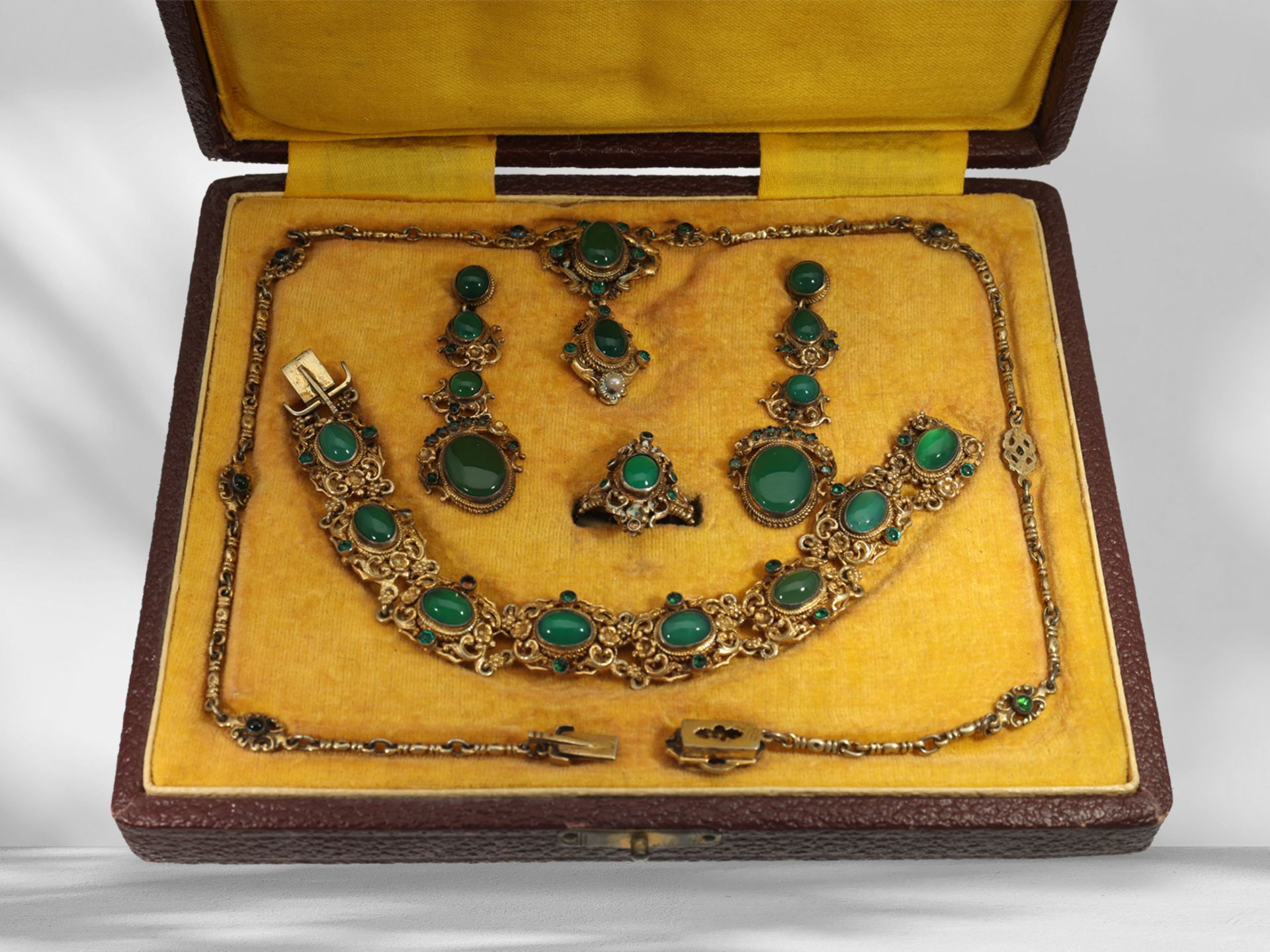 Jewellery set: antique, extremely decorative jewellery set with probably jade, original box