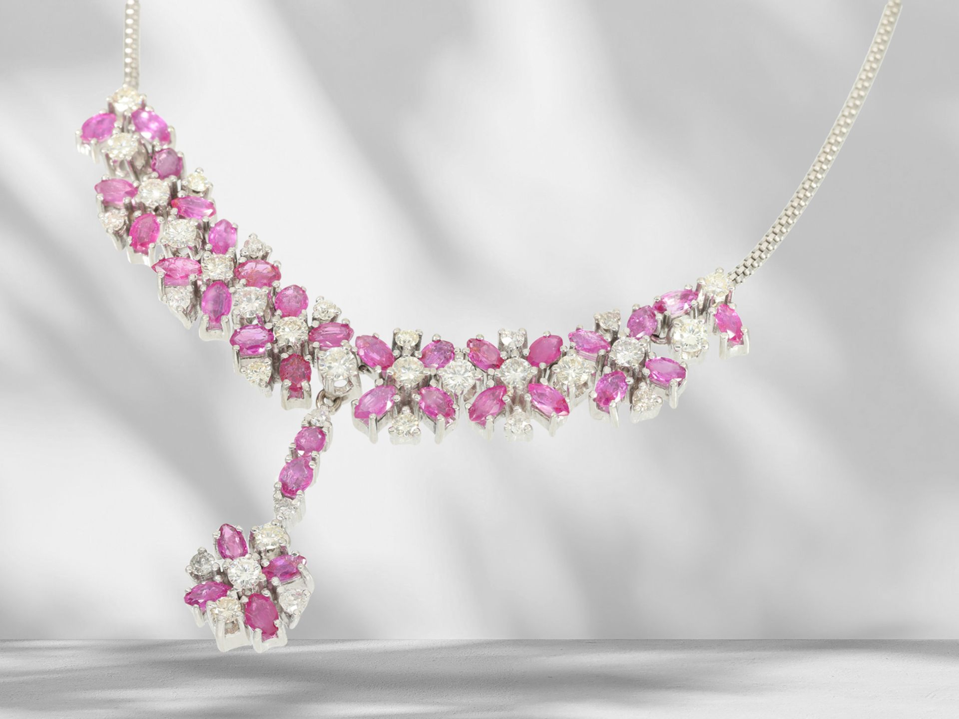 Chain/necklace: decorative, white gold vintage ruby/brilliant-cut diamond centrepiece necklace, appr - Image 3 of 3