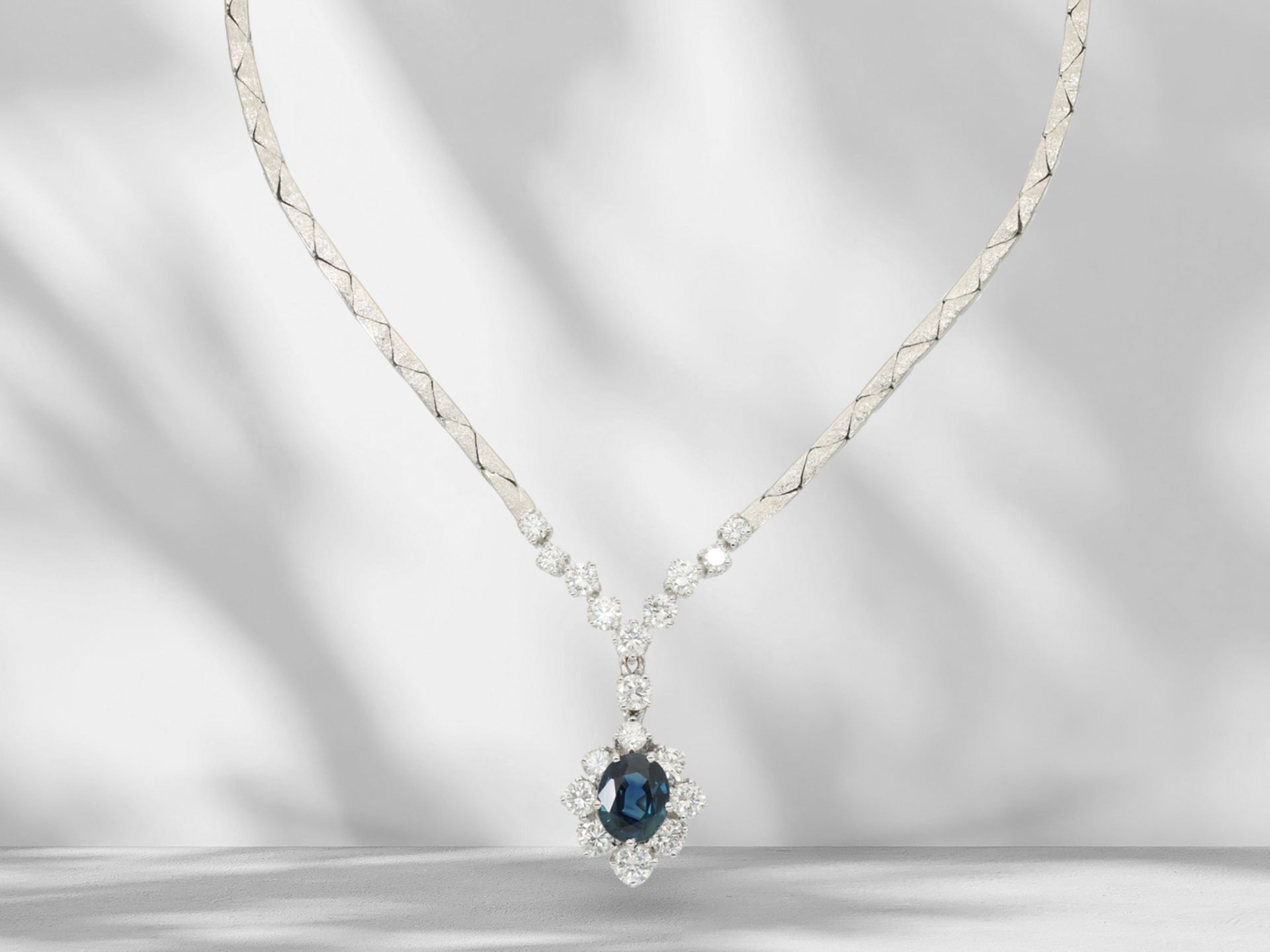 Chain/necklace: fine vintage centrepiece necklace with sapphire and brilliant-cut diamonds, approx. 