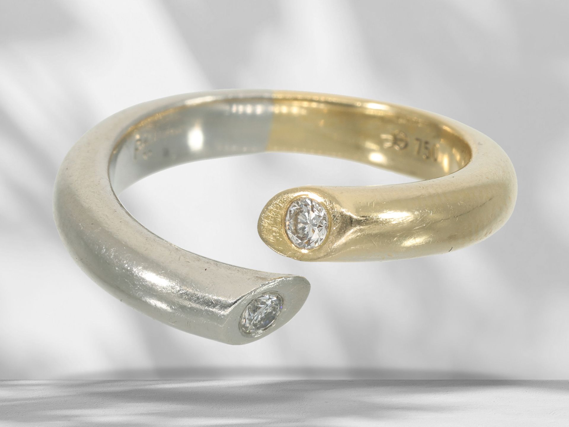 Ring: moderner Bicolor/Designer-Goldschmiedering mit Brillantbesatz - Bild 2 aus 3
