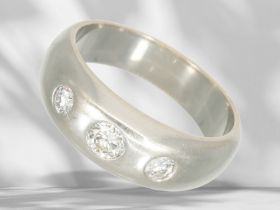 Ring: weißgoldener, sehr solide gefertigter Bandring mit Brillantbesatz, ca. 0,62ct