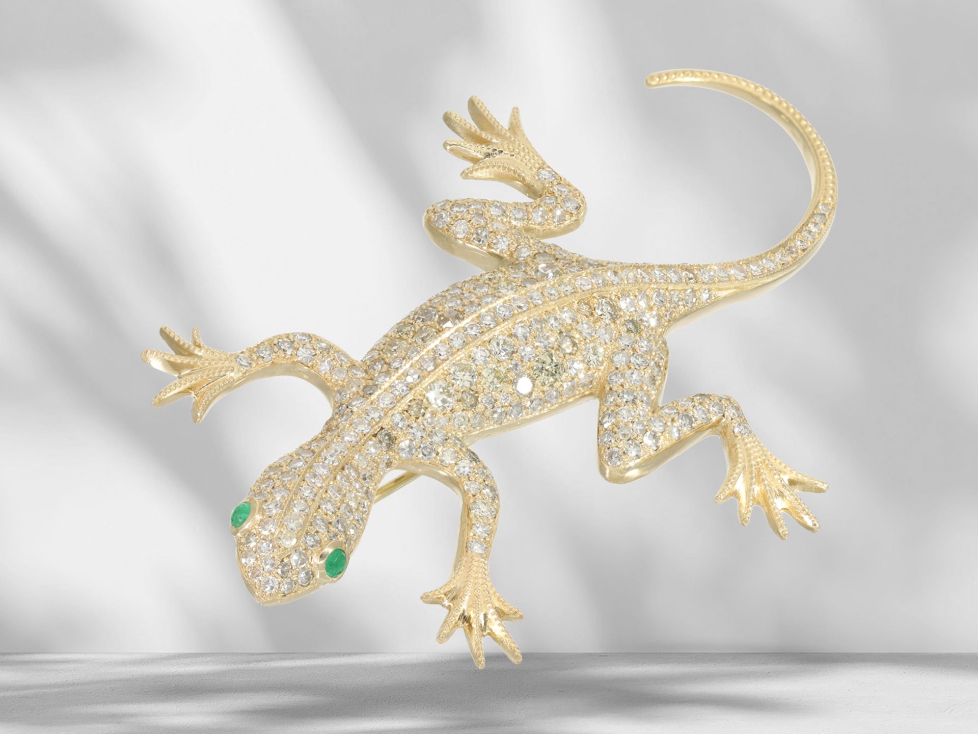 Designer brooch with emerald and diamond setting "Salamander" motif, approx. 5ct, Russian gold punch