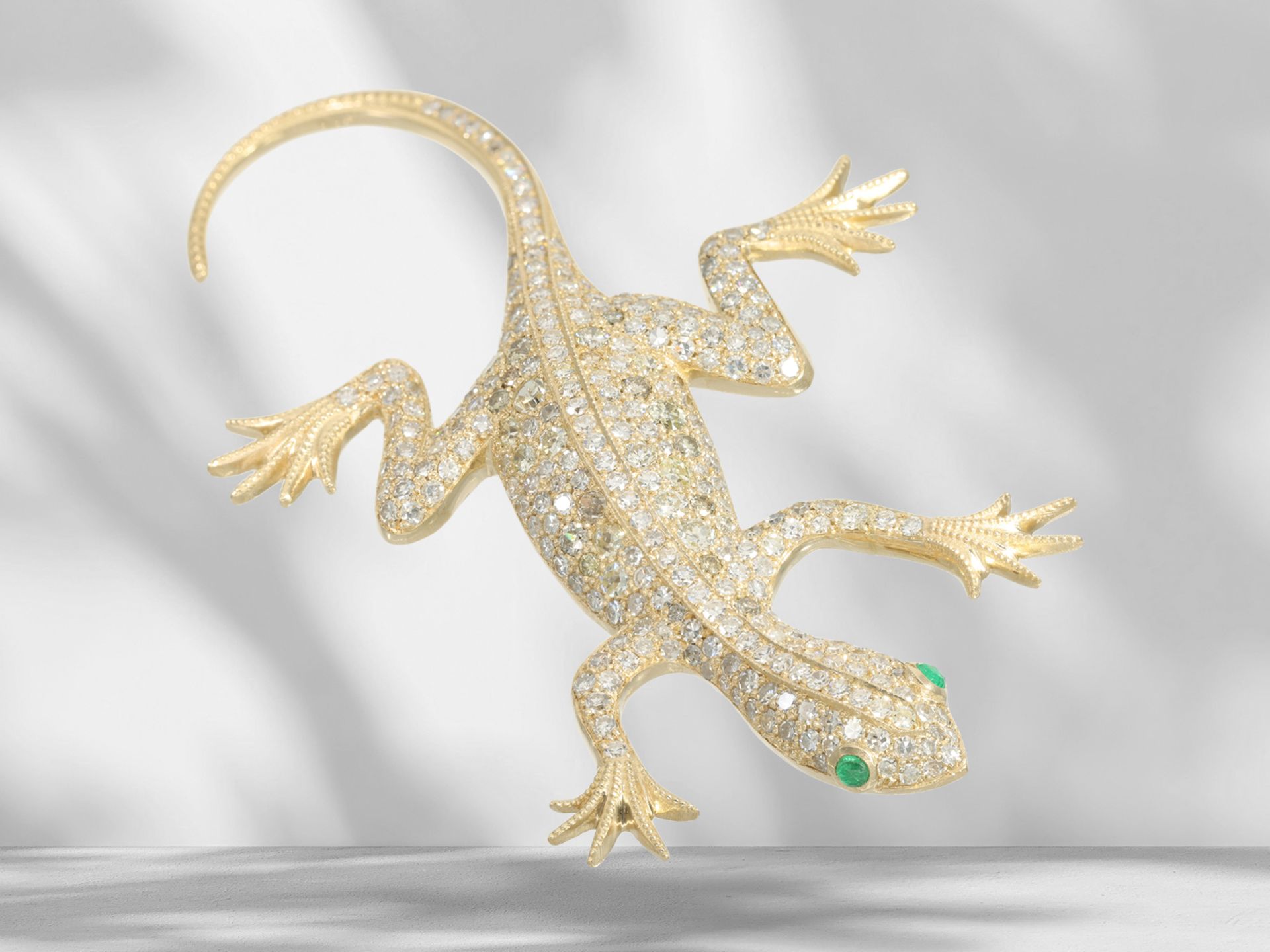 Designer brooch with emerald and diamond setting "Salamander" motif, approx. 5ct, Russian gold punch - Image 4 of 4