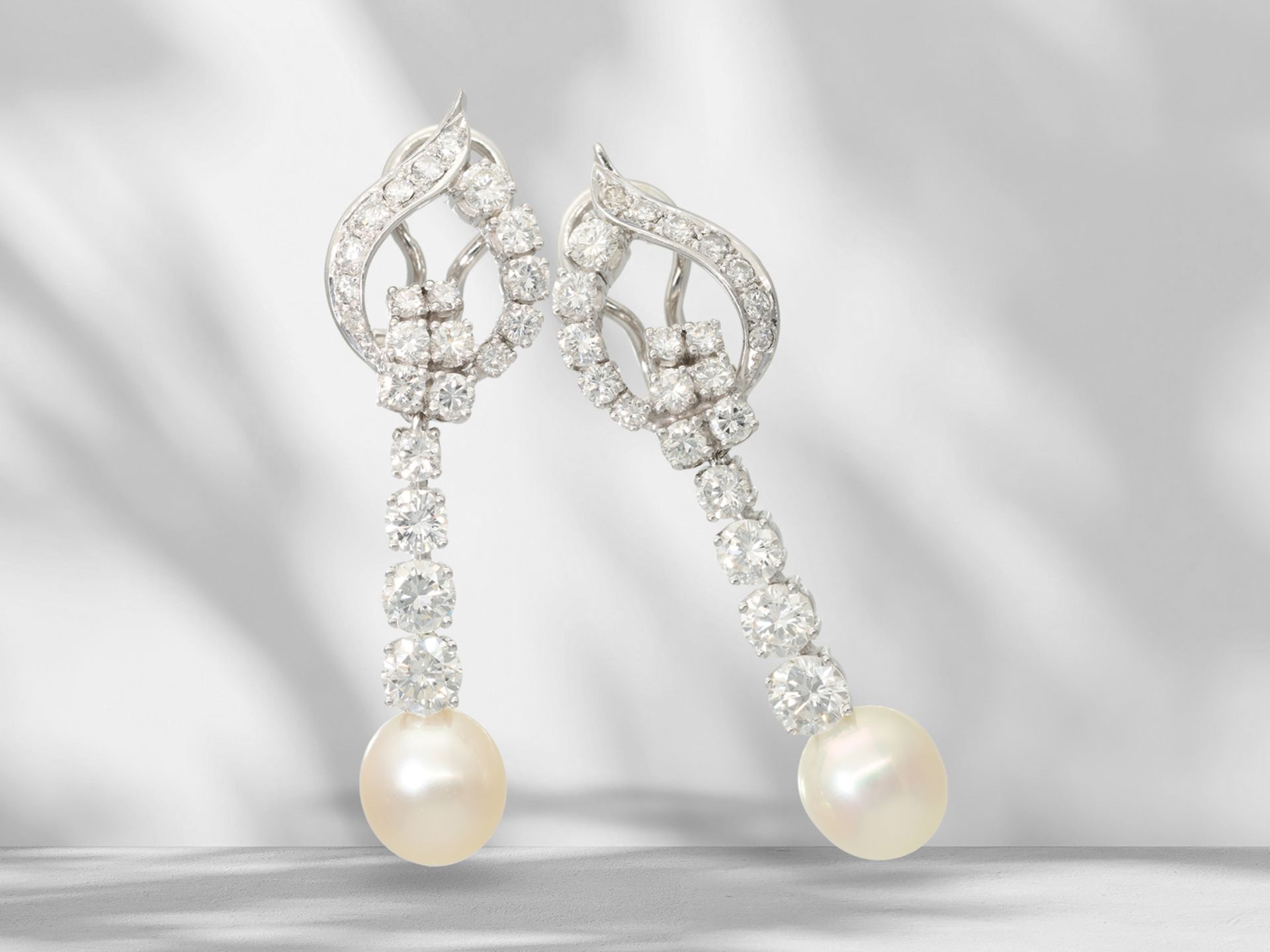 Earrings: extremely decorative, extravagant goldsmith's work with fine brilliant-cut diamonds and pe