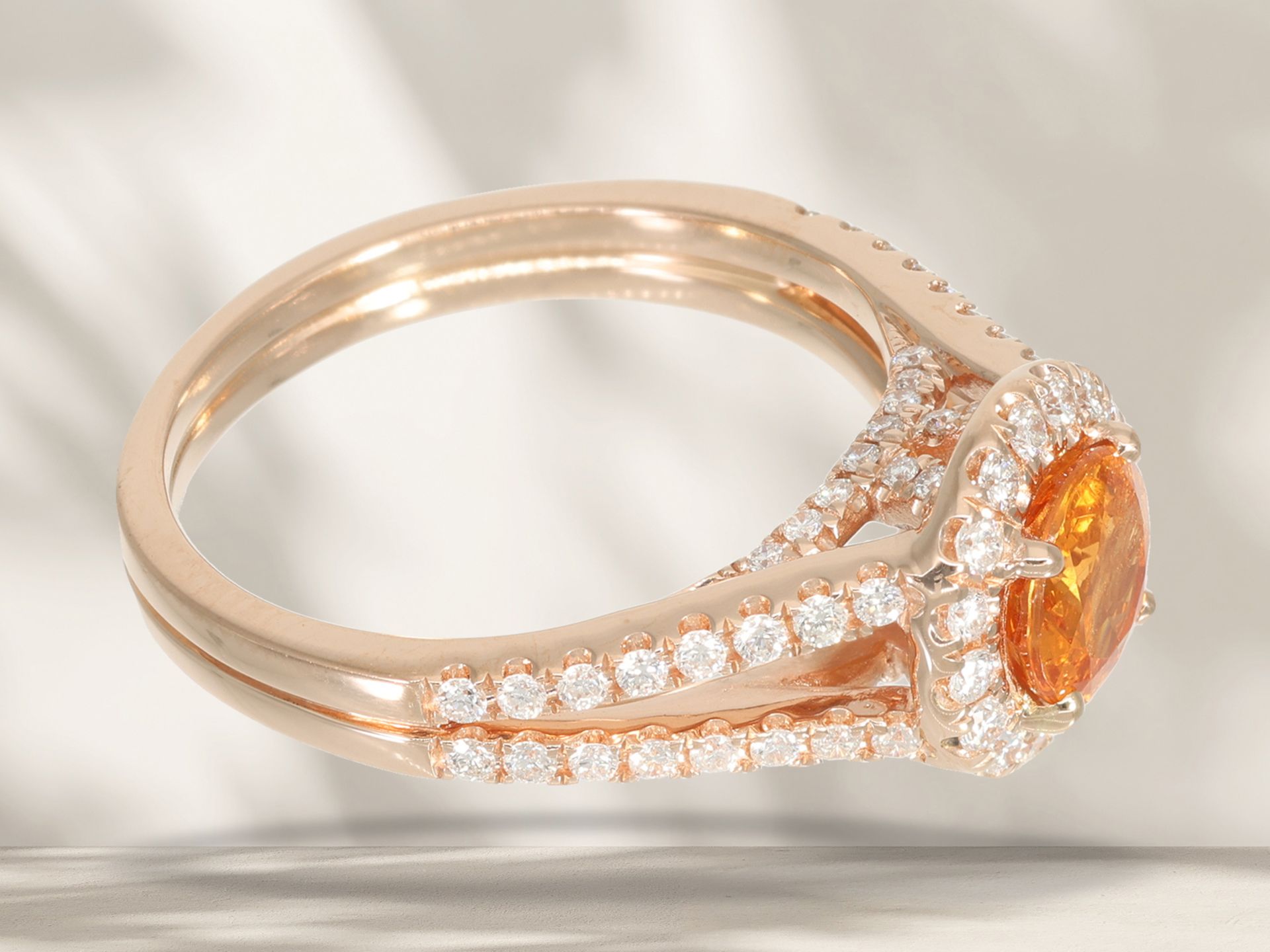 Ring: feiner Goldschmiedering mit schönem Mandarin-Granat und Brillanten, ungetragen, 18K Roségold - Bild 5 aus 6