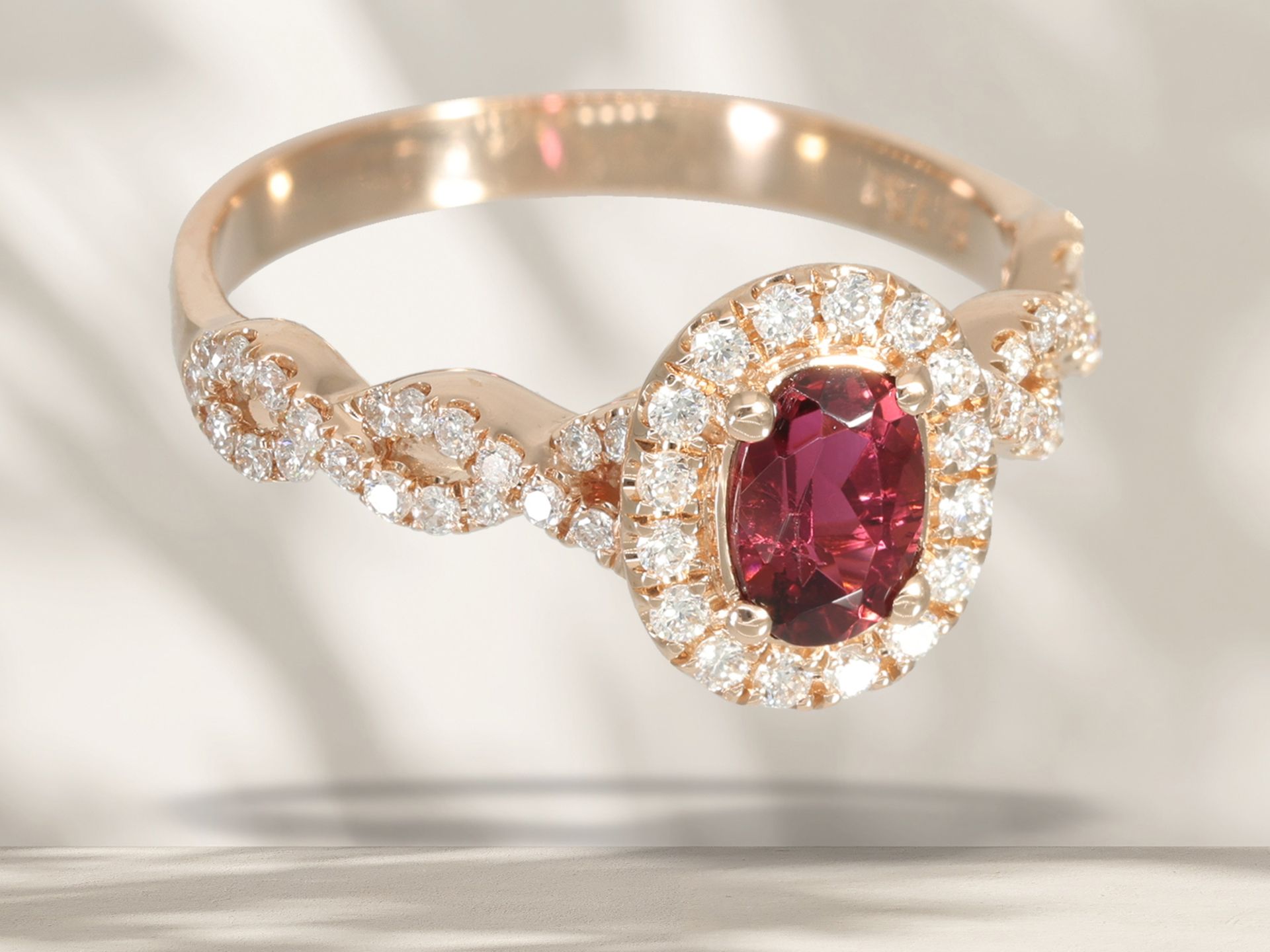 Ring: beautiful, modern pink gold goldsmith ring with rubellite and brilliant-cut diamonds, unworn - Image 4 of 5