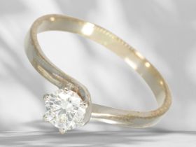 Ring: Klassischer Brillant-Solitärring mit sehr schönem Halbkaräter, Goldschmiedearbeit