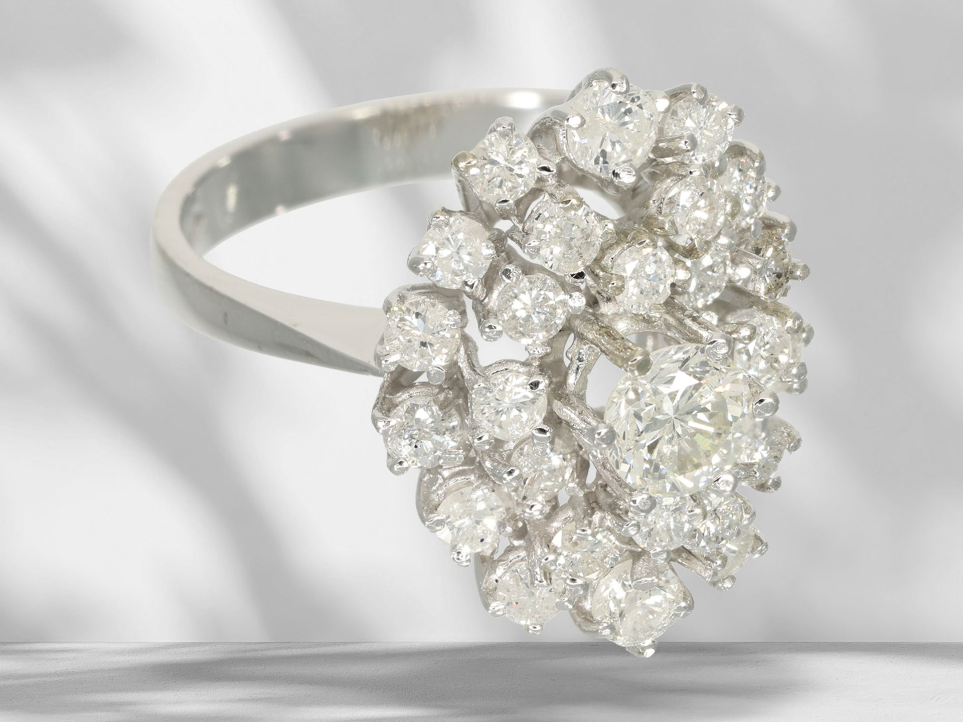Ring: white gold, decorative vintage brilliant-cut diamond flower ring, approx. 1.8ct brilliant-cut  - Image 2 of 5