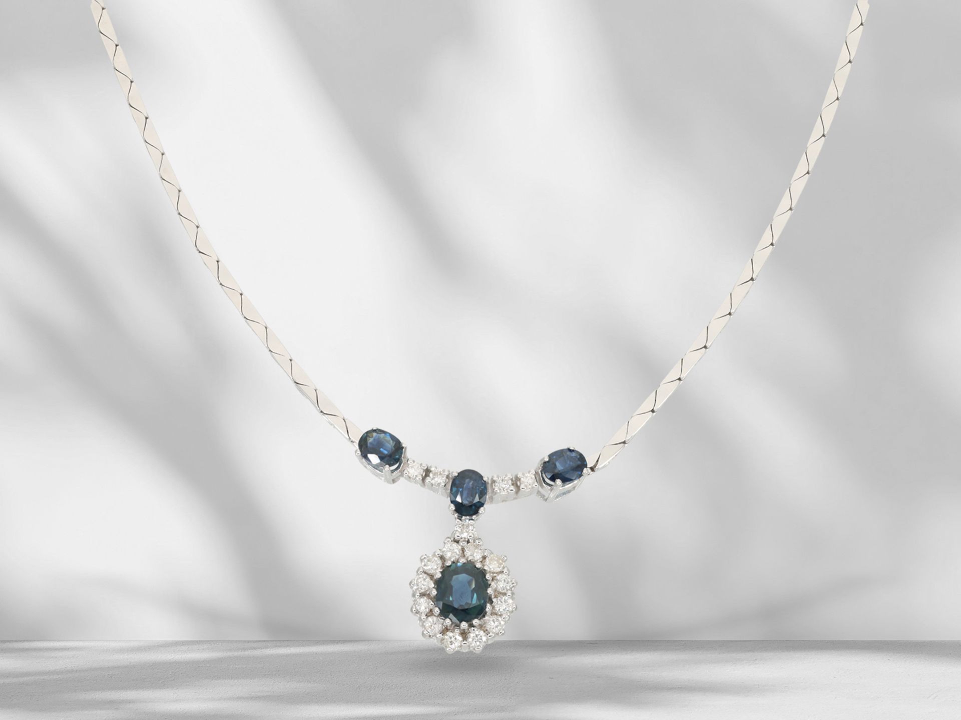 Chain/necklace: fine white gold vintage sapphire/brilliant-cut diamond centrepiece necklace, approx.