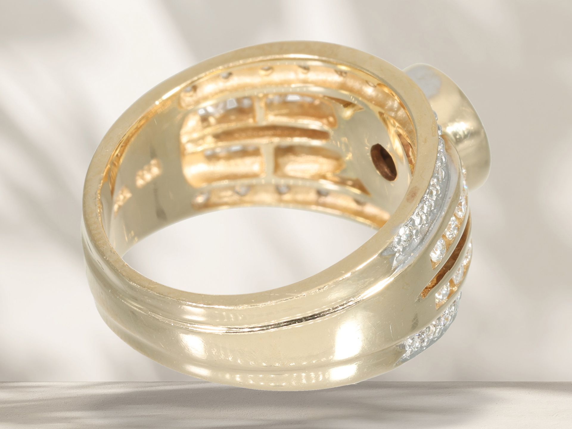 Ring: Sehr dekorativer und breiter Brillant-Goldschmiedering, ca. 0,55ct - Bild 5 aus 5