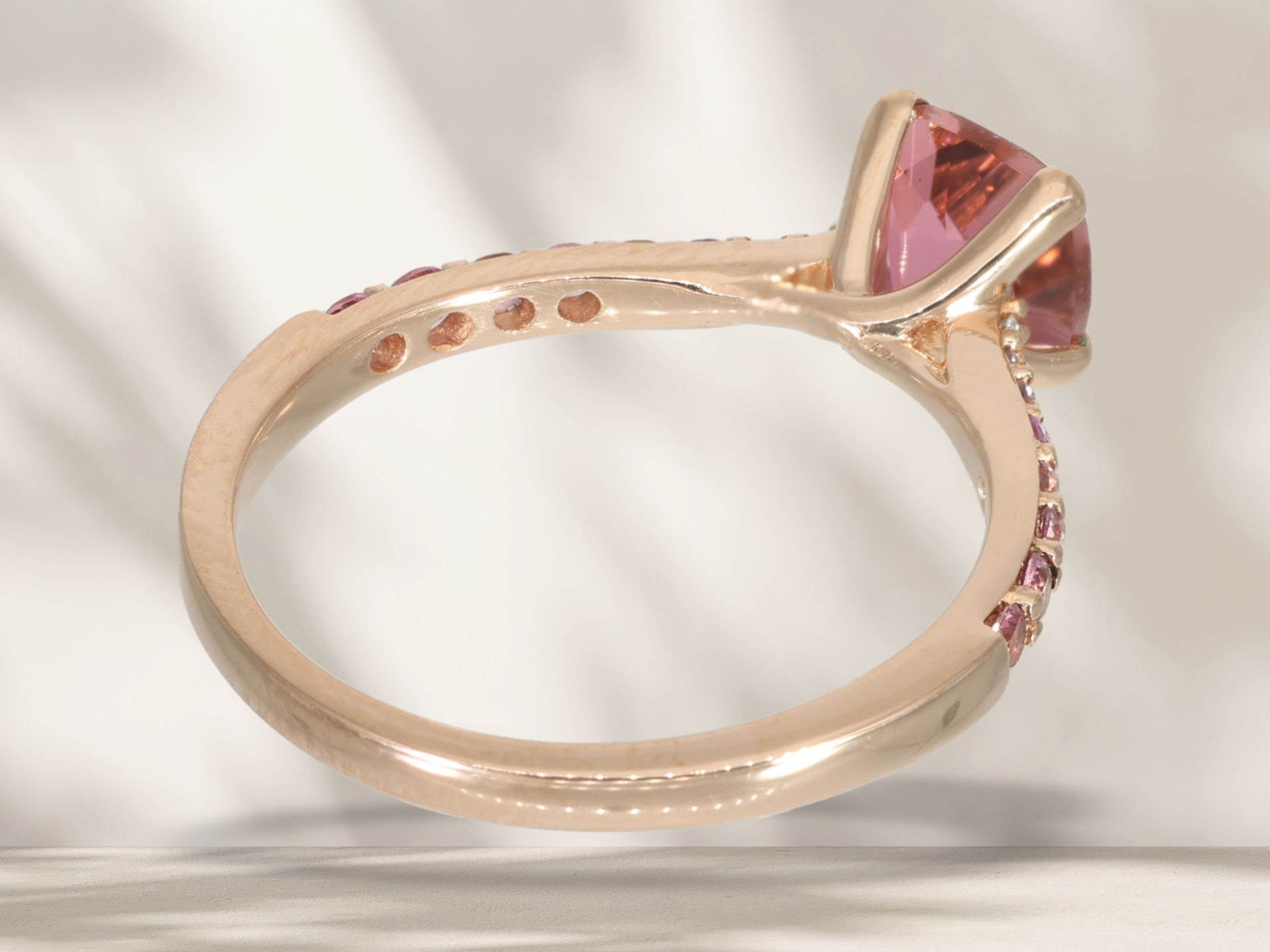 Ring: schön gearbeiteter, moderner roségoldener Goldschmiedering mit Rubellit und Brillantbesatz, un - Bild 5 aus 5