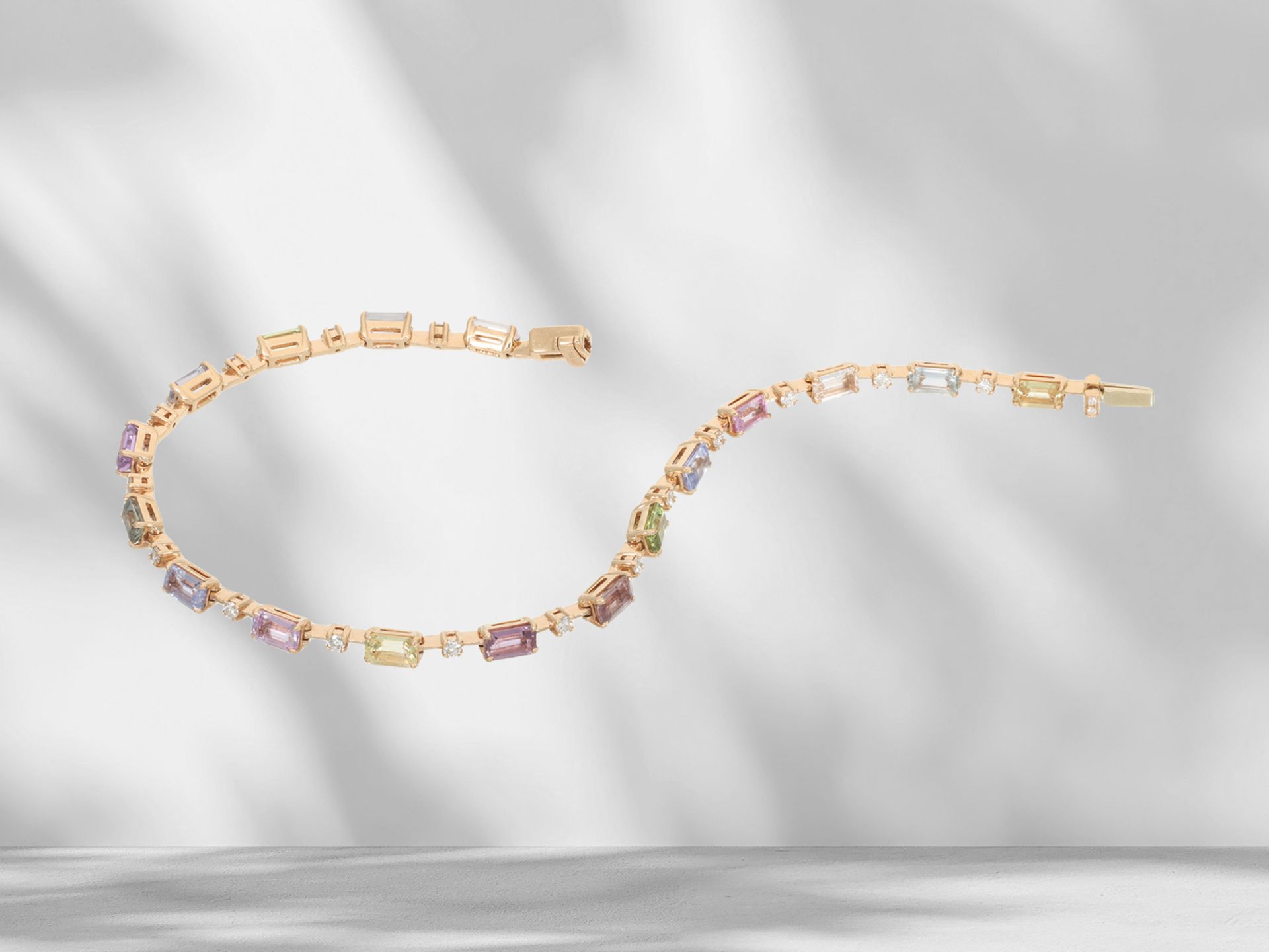 Feines, farbenfrohes Multicolor Saphir/Brillant-Goldschmiede-Armband aus 18K Roségold, Wempe - Bild 4 aus 4