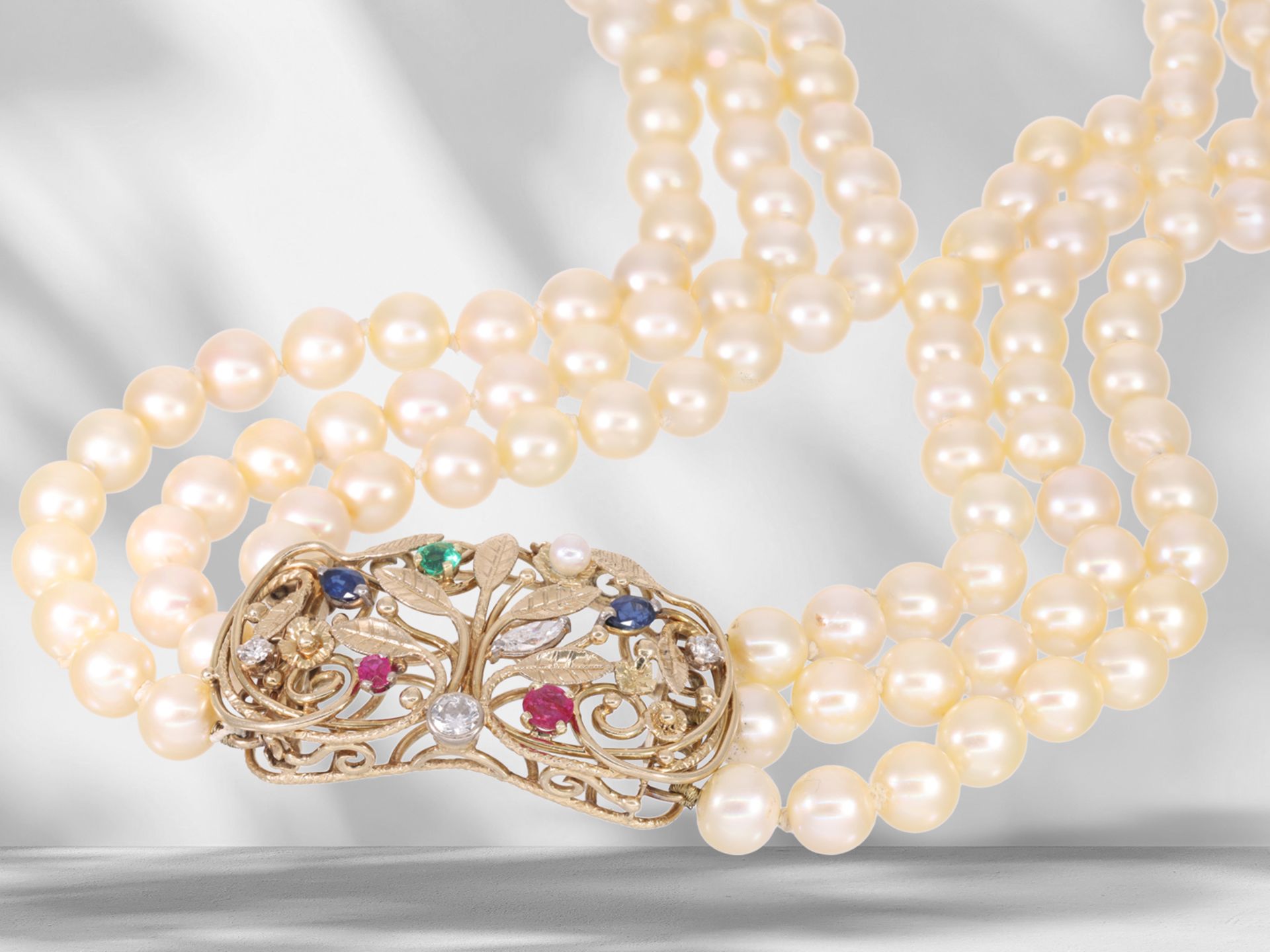 Very beautiful 3-row cultured pearl necklace with coloured stone/diamond splendour clasp, unique han - Image 4 of 4