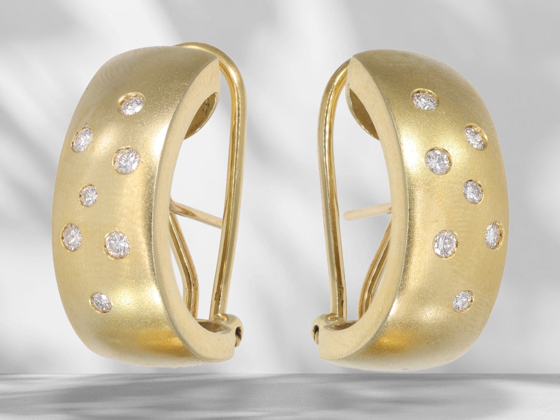 Earrings: gold, high-quality and handcrafted brilliant-cut diamond half hoops, approx. 0.5ct brillia - Image 4 of 5