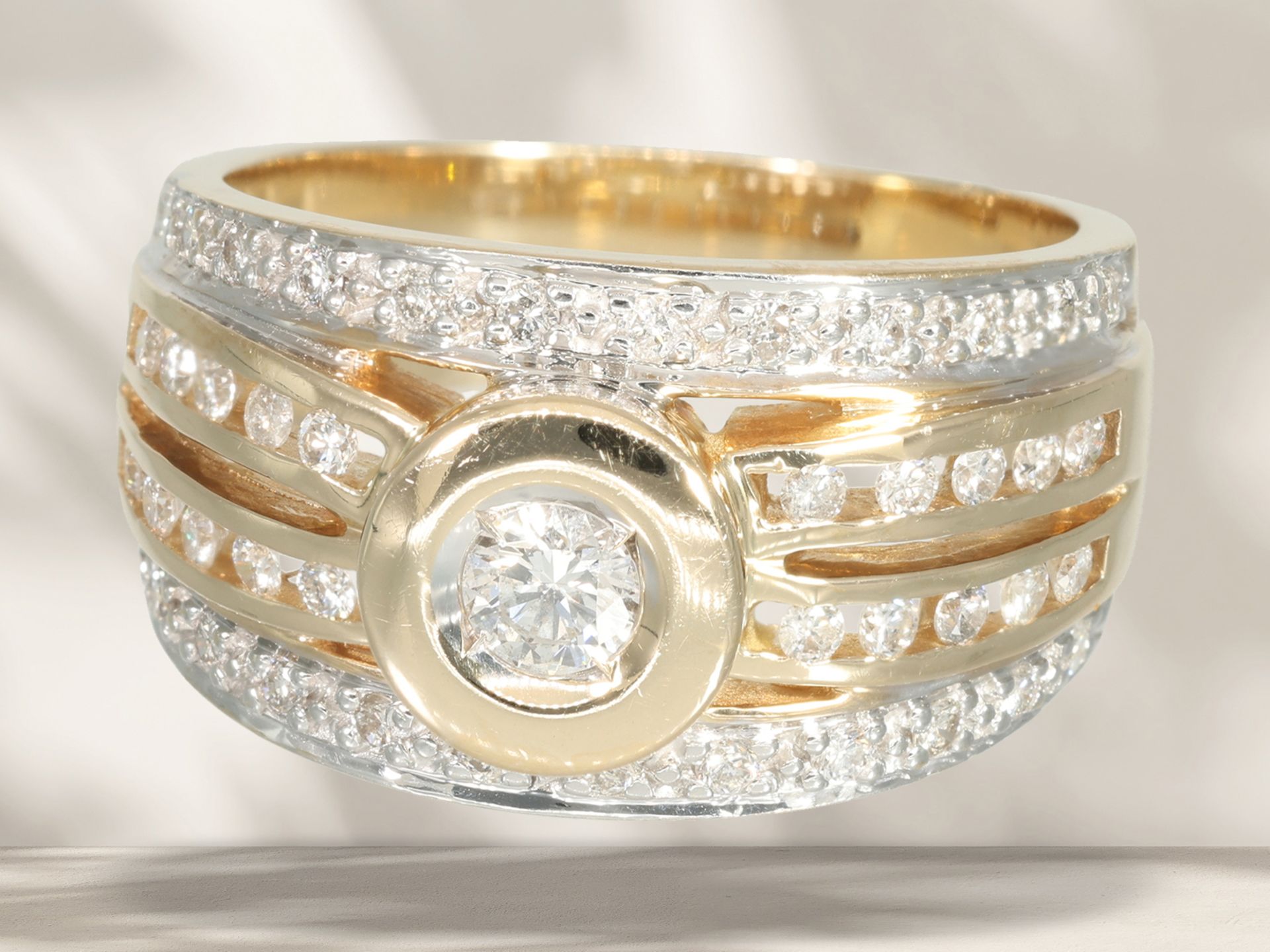 Ring: Sehr dekorativer und breiter Brillant-Goldschmiedering, ca. 0,55ct - Bild 4 aus 5