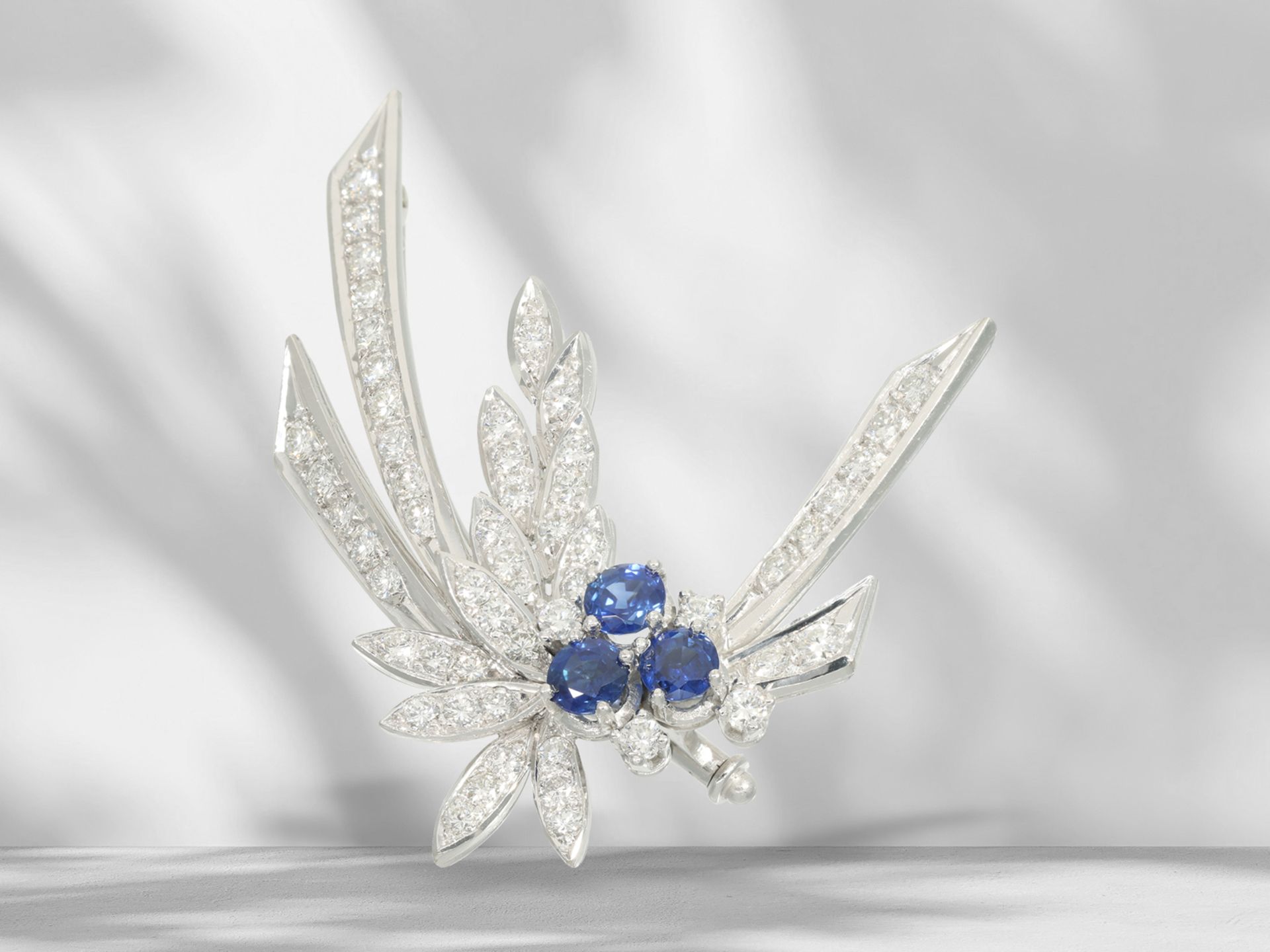 Brooch/pin: decorative vintage flower brooch in 18K white gold with sapphire and brilliant-cut diamo - Image 3 of 4