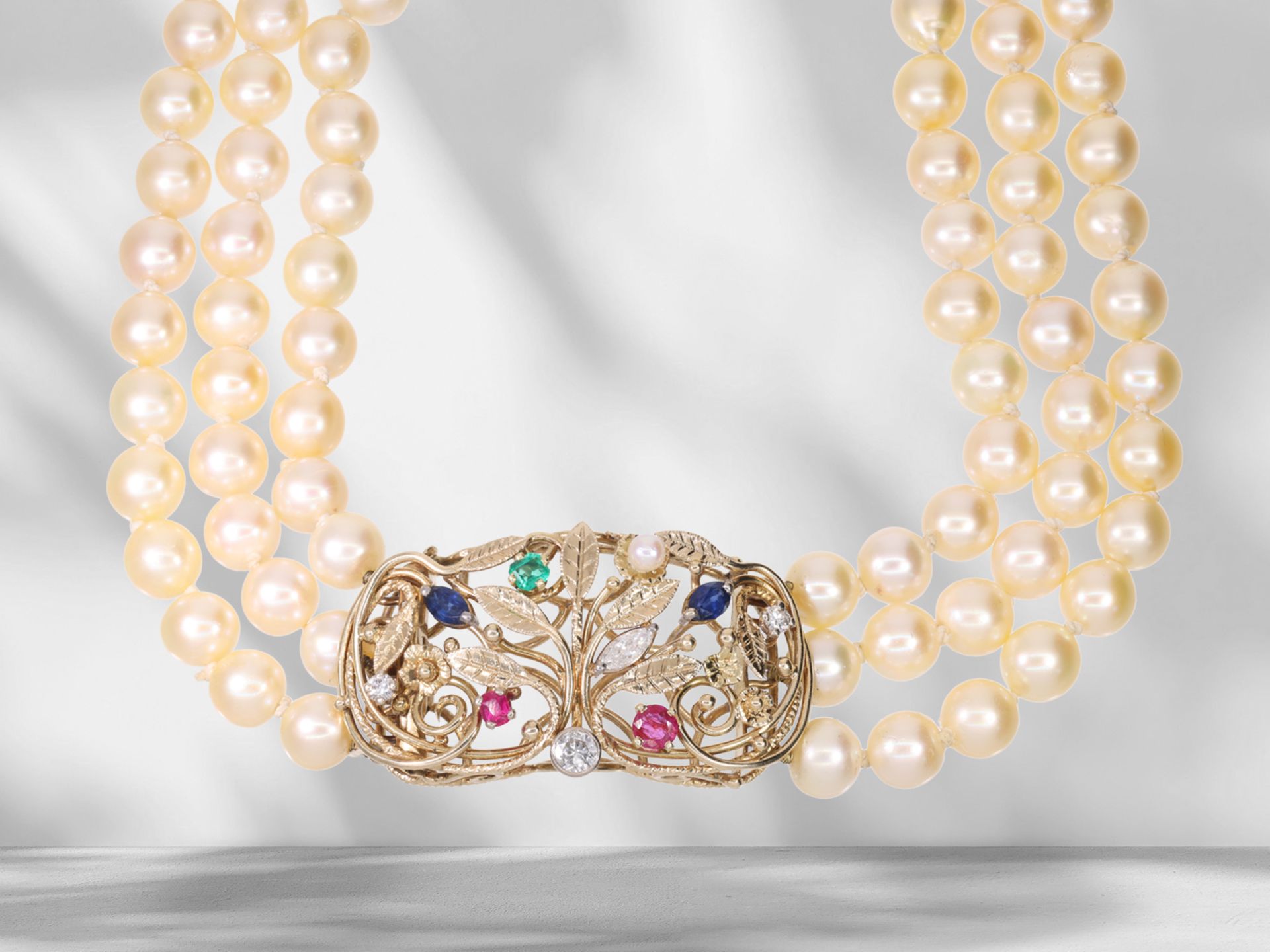 Very beautiful 3-row cultured pearl necklace with coloured stone/diamond splendour clasp, unique han