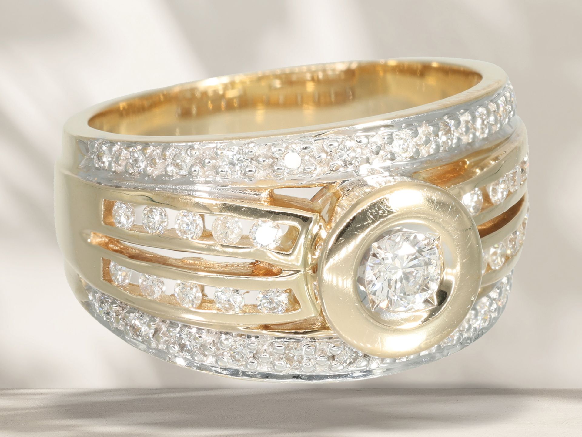 Ring: Sehr dekorativer und breiter Brillant-Goldschmiedering, ca. 0,55ct - Bild 2 aus 5