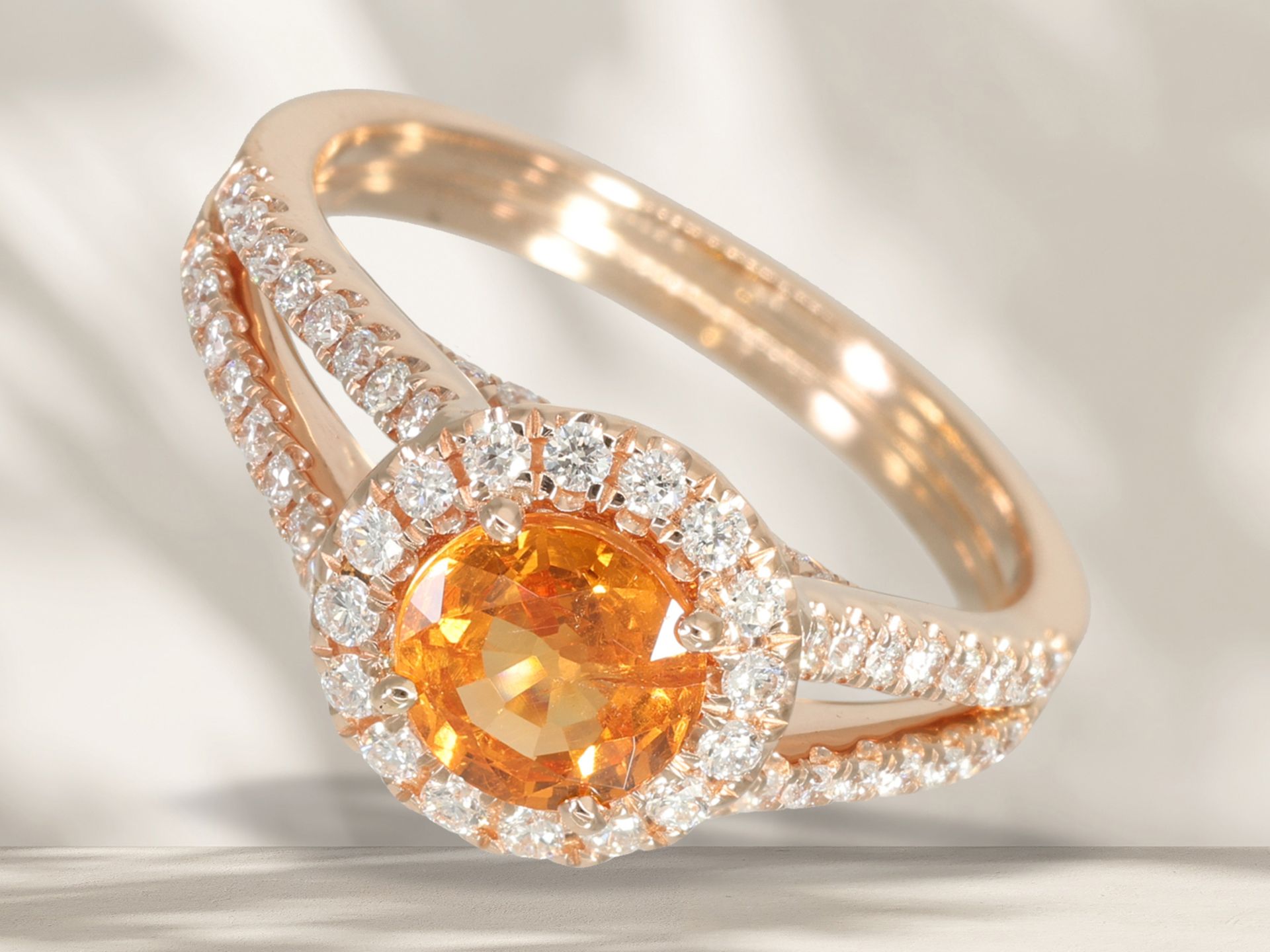 Ring: feiner Goldschmiedering mit schönem Mandarin-Granat und Brillanten, ungetragen, 18K Roségold