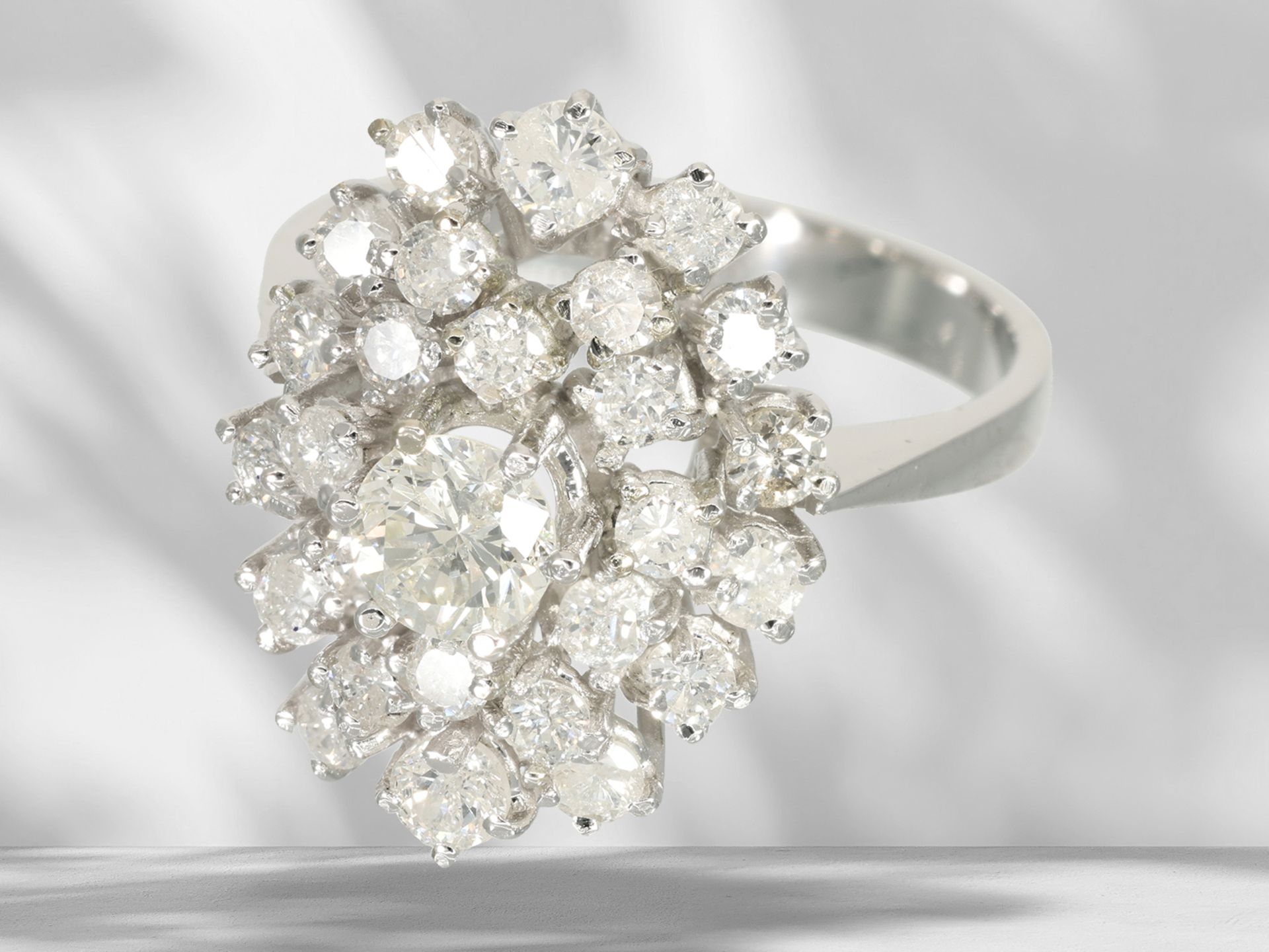 Ring: white gold, decorative vintage brilliant-cut diamond flower ring, approx. 1.8ct brilliant-cut  - Image 4 of 5