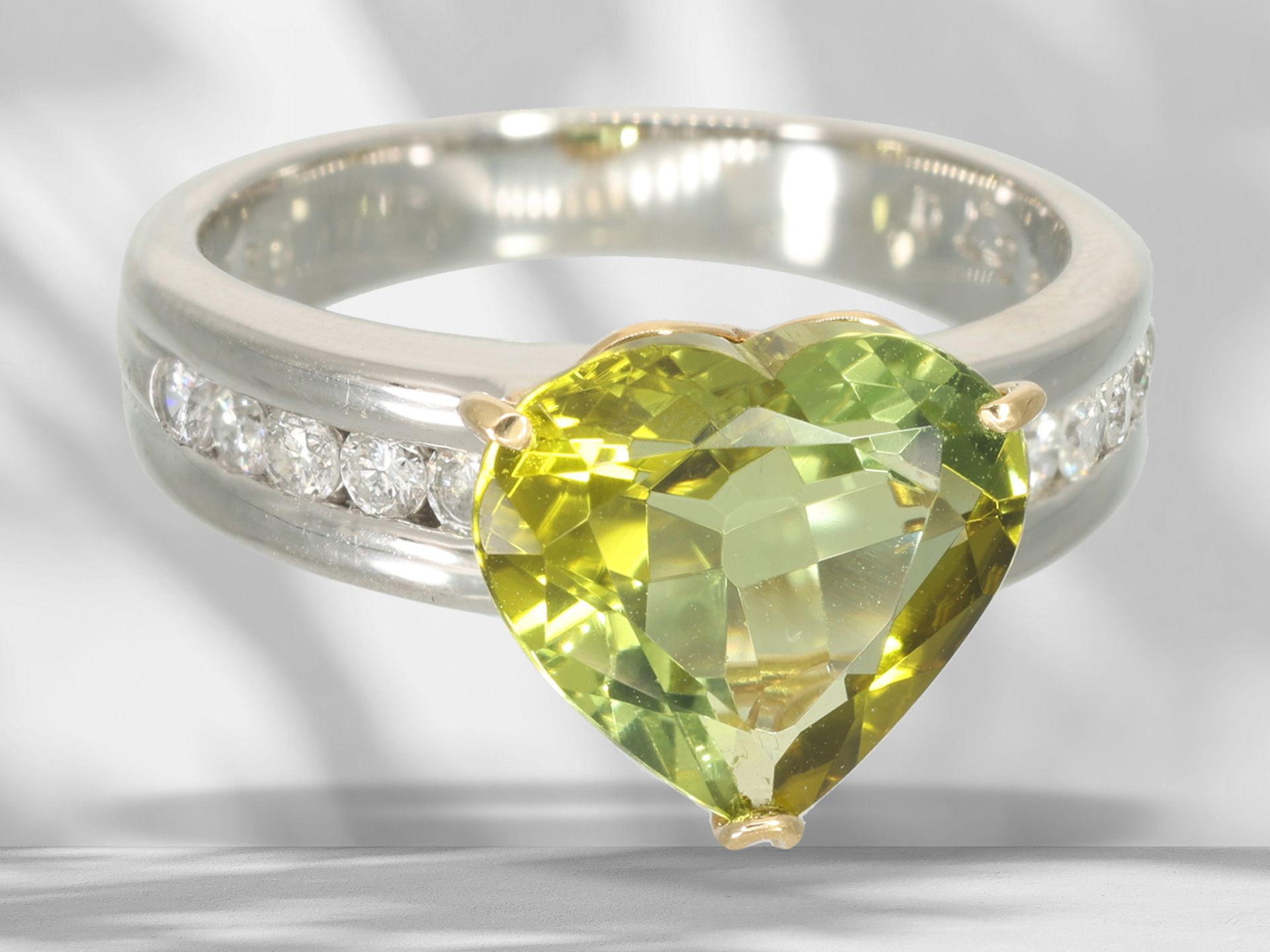 Ring: modern platinum ring with large green sphene (titanite) and brilliant-cut diamonds, like new - Image 3 of 6