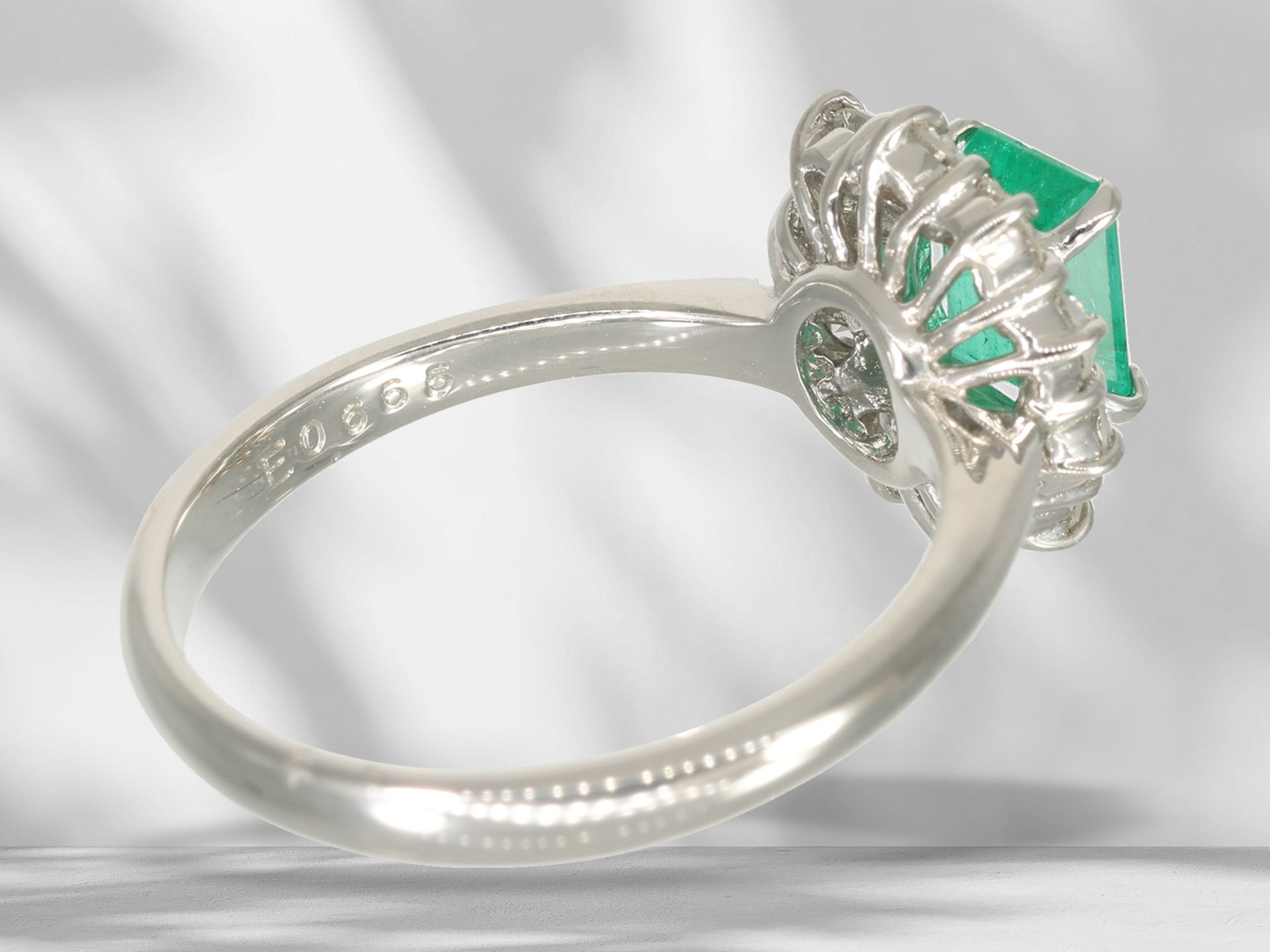 Ring: neuwertiger Goldschmiedering mit feinem Smaragd und Brillanten, Platin - Bild 4 aus 4