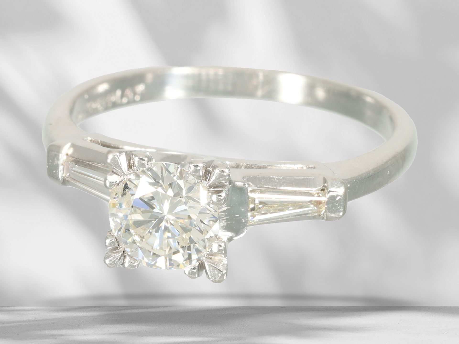 Ring: vintage Goldschmiedering aus Platin mit einen Brillanten von ca. 0,7ct sowie Trapez-Diamanten - Bild 2 aus 4