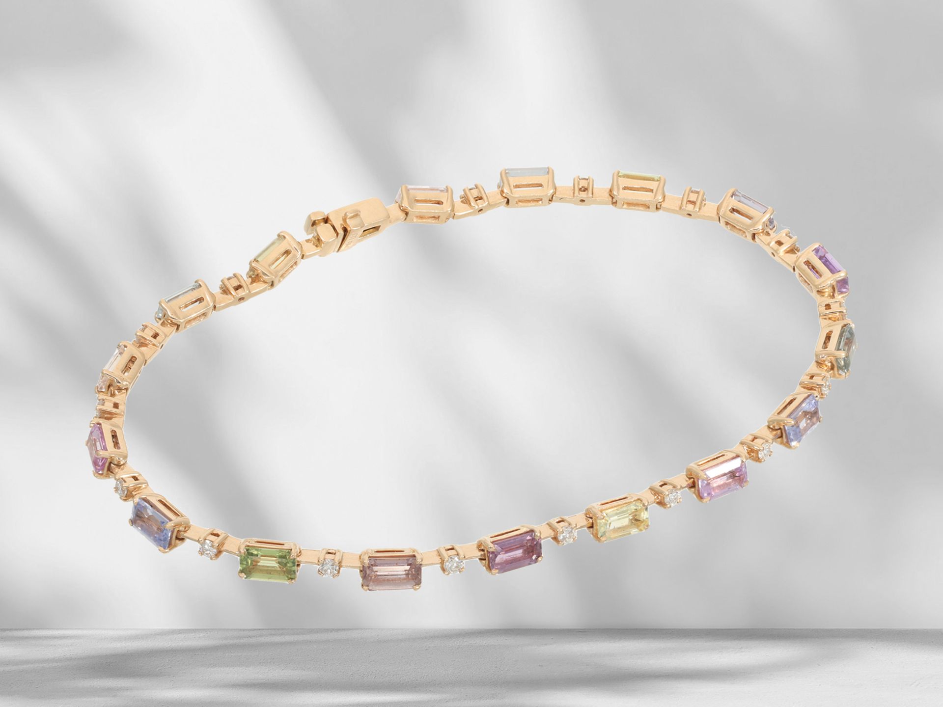 Feines, farbenfrohes Multicolor Saphir/Brillant-Goldschmiede-Armband aus 18K Roségold, Wempe - Bild 3 aus 4