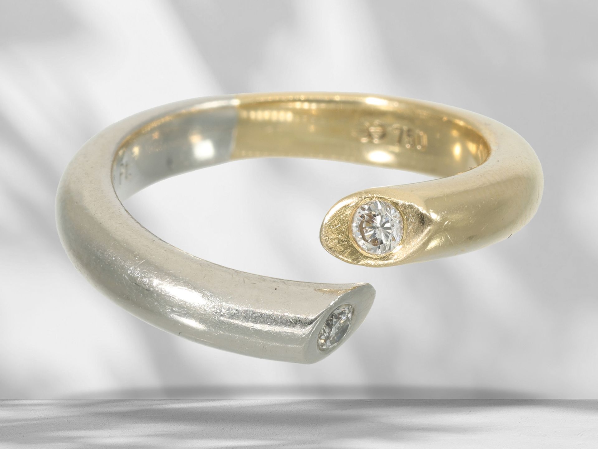 Ring: moderner Bicolor/Designer-Goldschmiedering mit Brillantbesatz - Bild 3 aus 3
