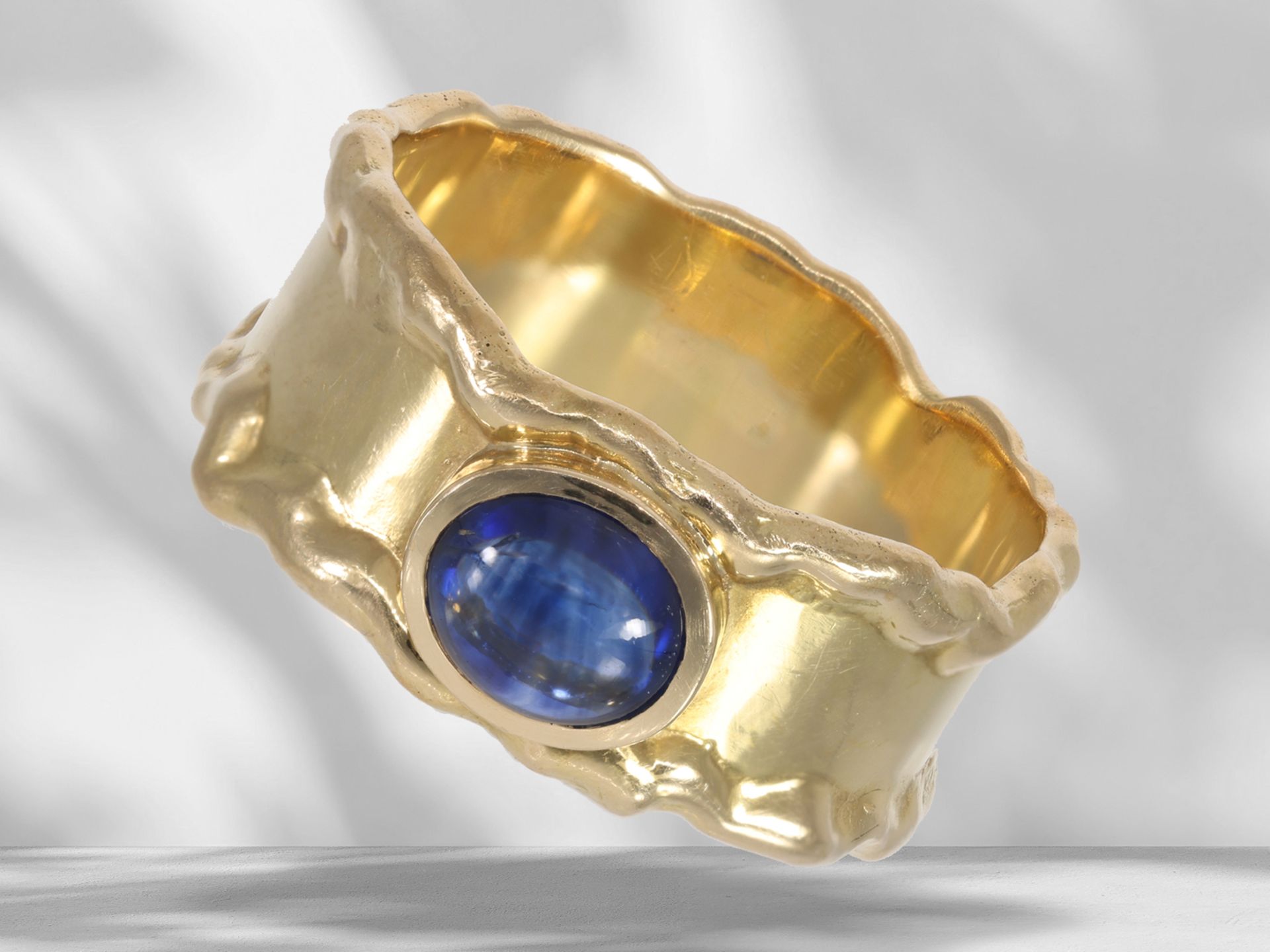 Ring: Individueller und interessanter Saphir-Goldschmiedering, Handarbeit aus 18K Gelbgold