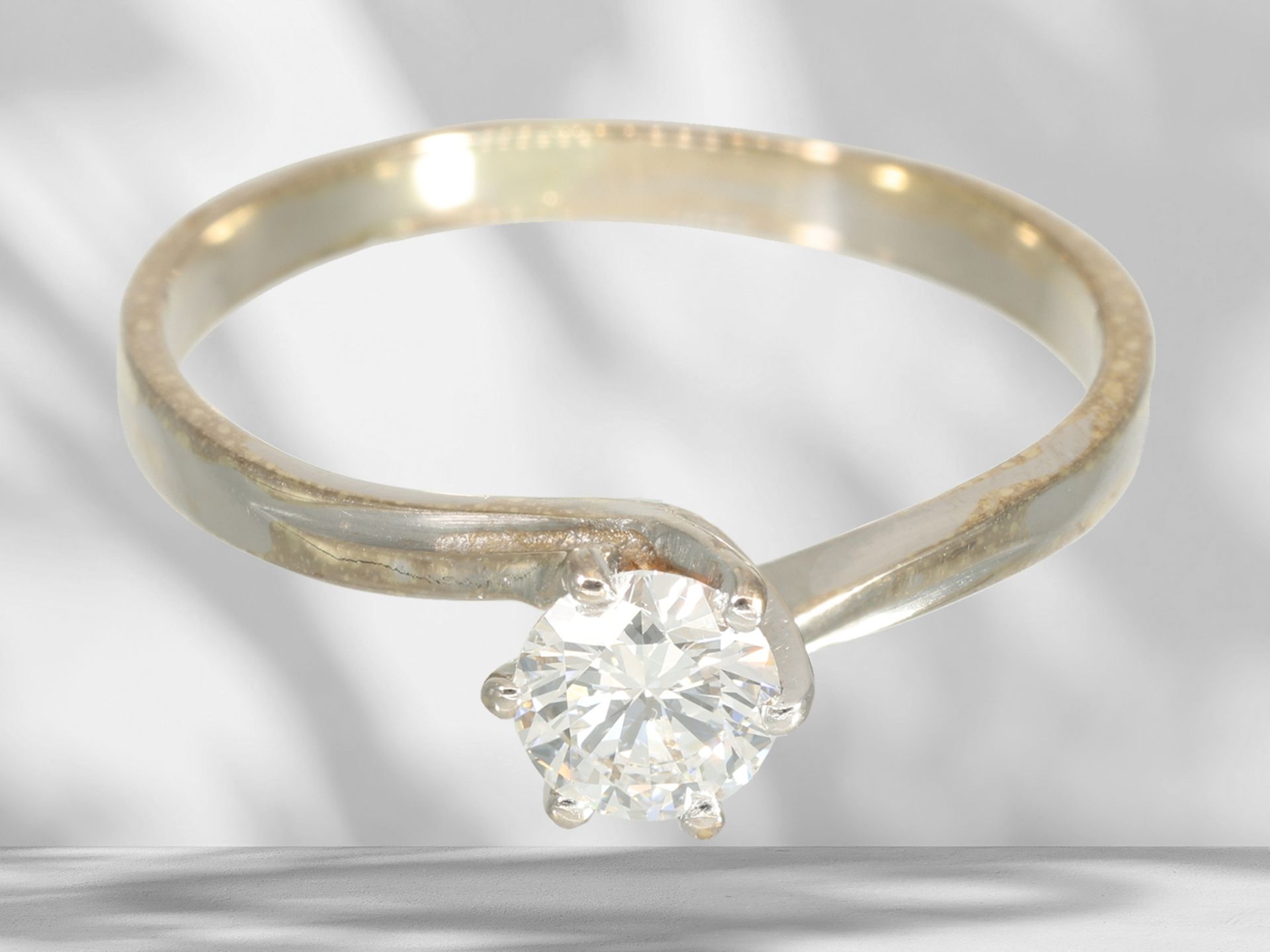 Ring: Klassischer Brillant-Solitärring mit sehr schönem Halbkaräter, Goldschmiedearbeit - Bild 3 aus 4