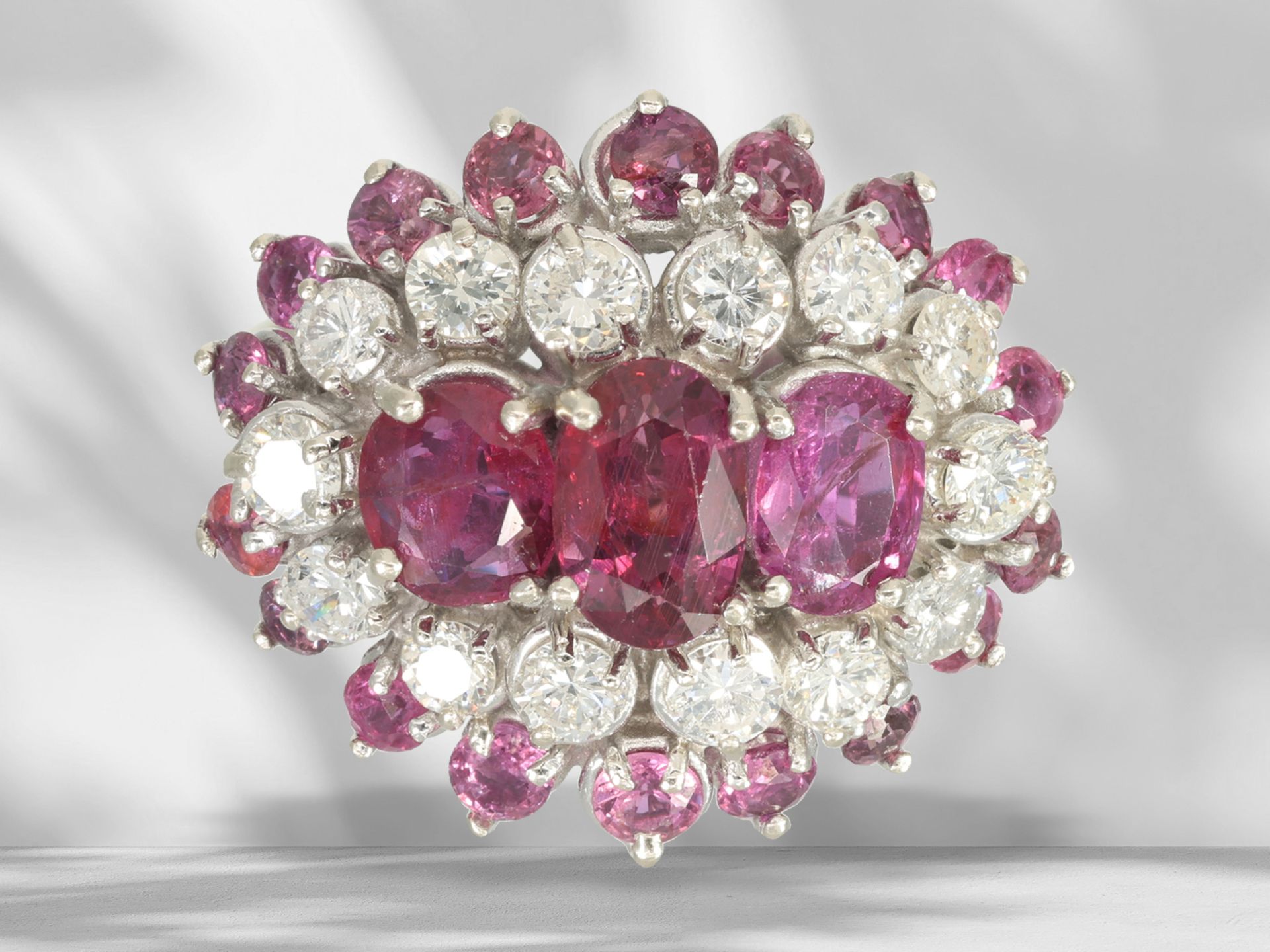 Ring: dekorativer und hochwertiger vintage Rubin/Brillant-Goldschmiedering, ca. 4,43ct - Bild 4 aus 5
