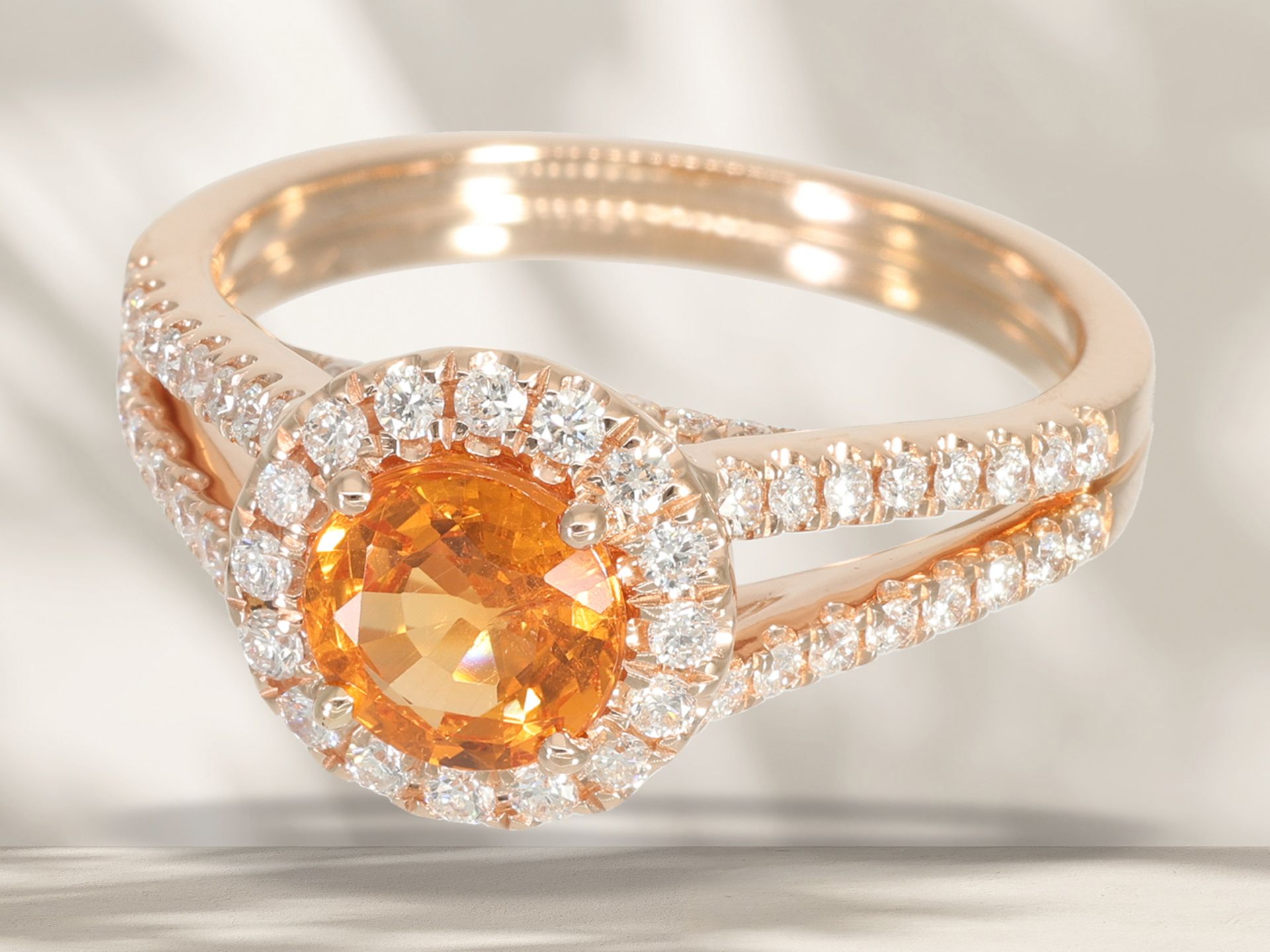 Ring: feiner Goldschmiedering mit schönem Mandarin-Granat und Brillanten, ungetragen, 18K Roségold - Bild 3 aus 6