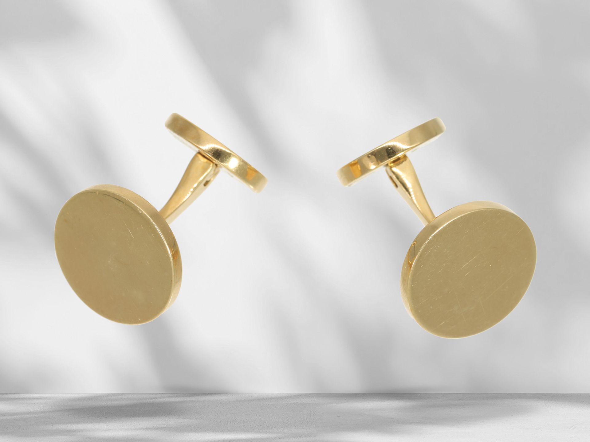 Very high quality and handcrafted cufflinks, signed Cartier 1997, with certificate, 18K gold - Image 5 of 6