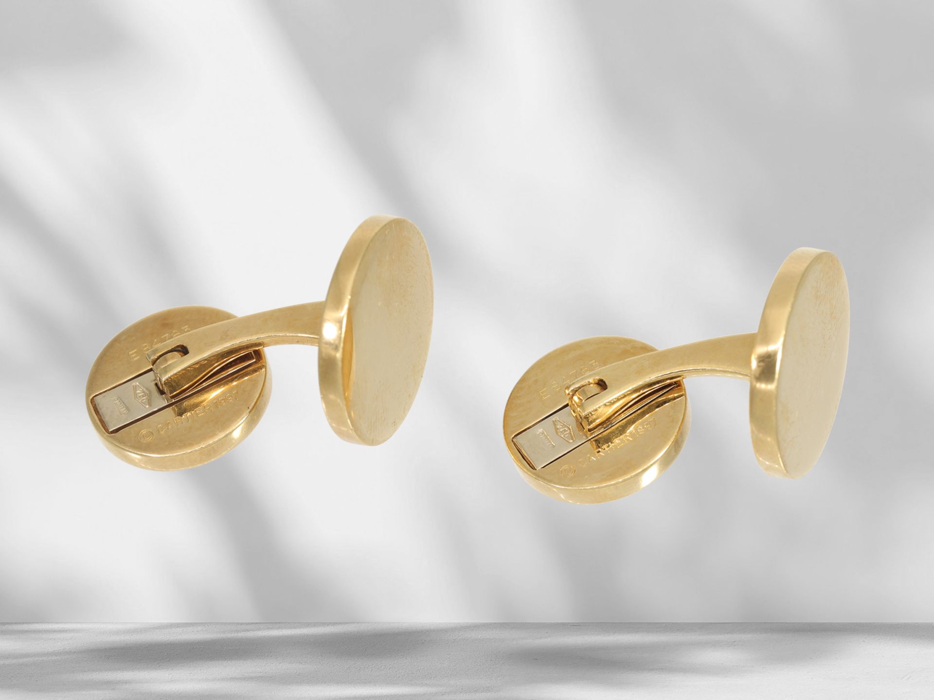 Very high quality and handcrafted cufflinks, signed Cartier 1997, with certificate, 18K gold - Image 4 of 6