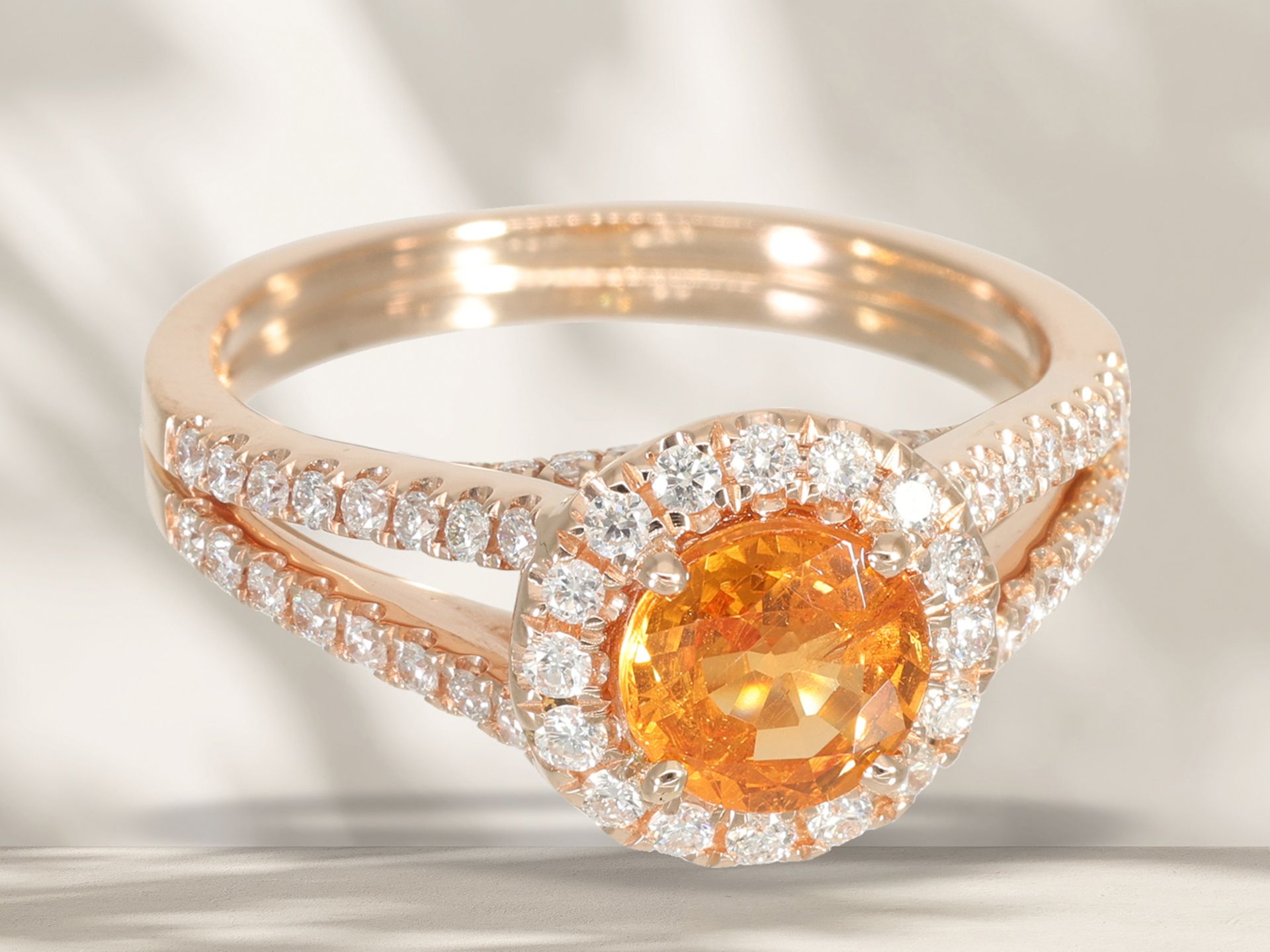 Ring: feiner Goldschmiedering mit schönem Mandarin-Granat und Brillanten, ungetragen, 18K Roségold - Bild 4 aus 6