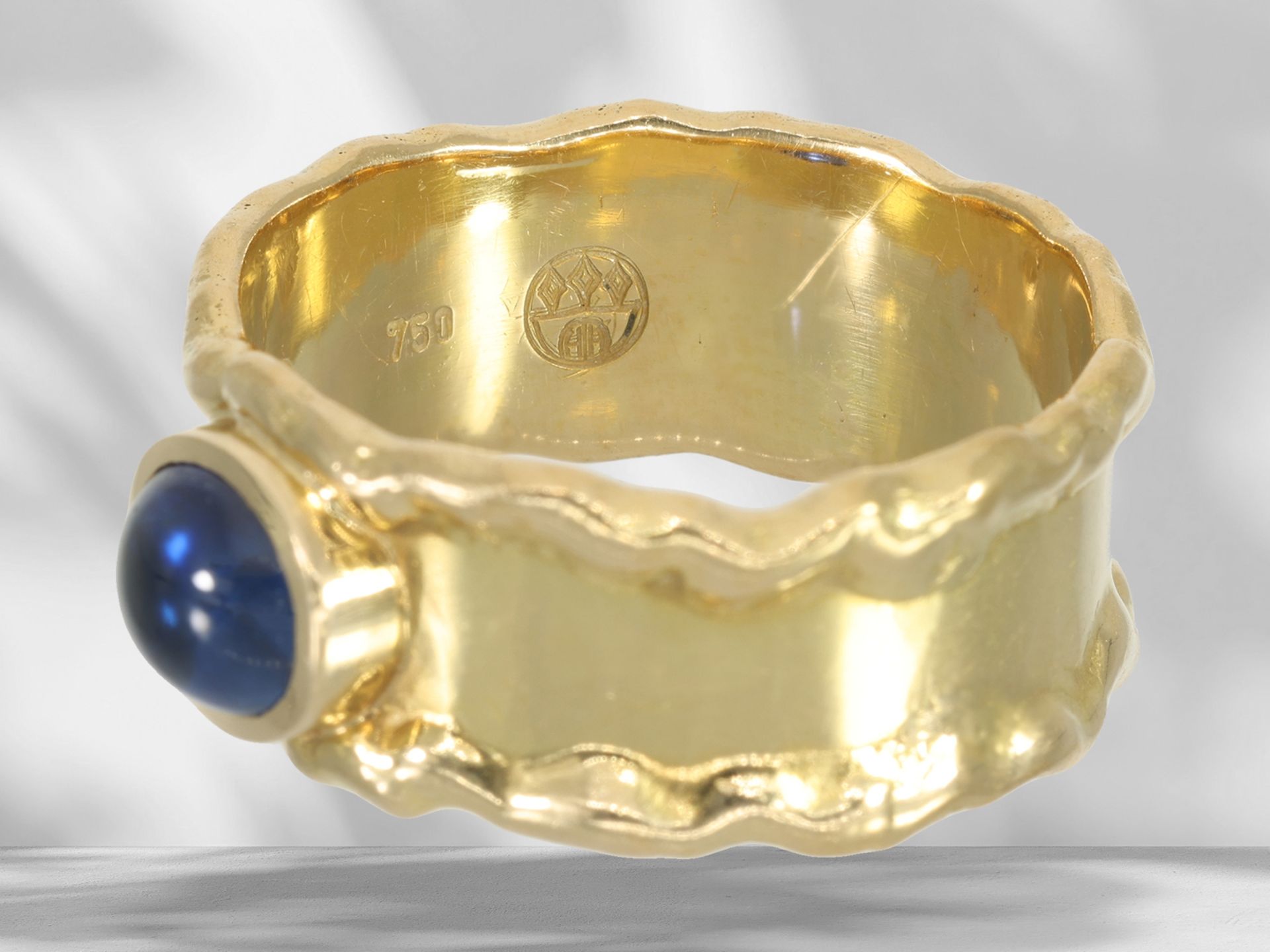 Ring: Individueller und interessanter Saphir-Goldschmiedering, Handarbeit aus 18K Gelbgold - Bild 4 aus 4
