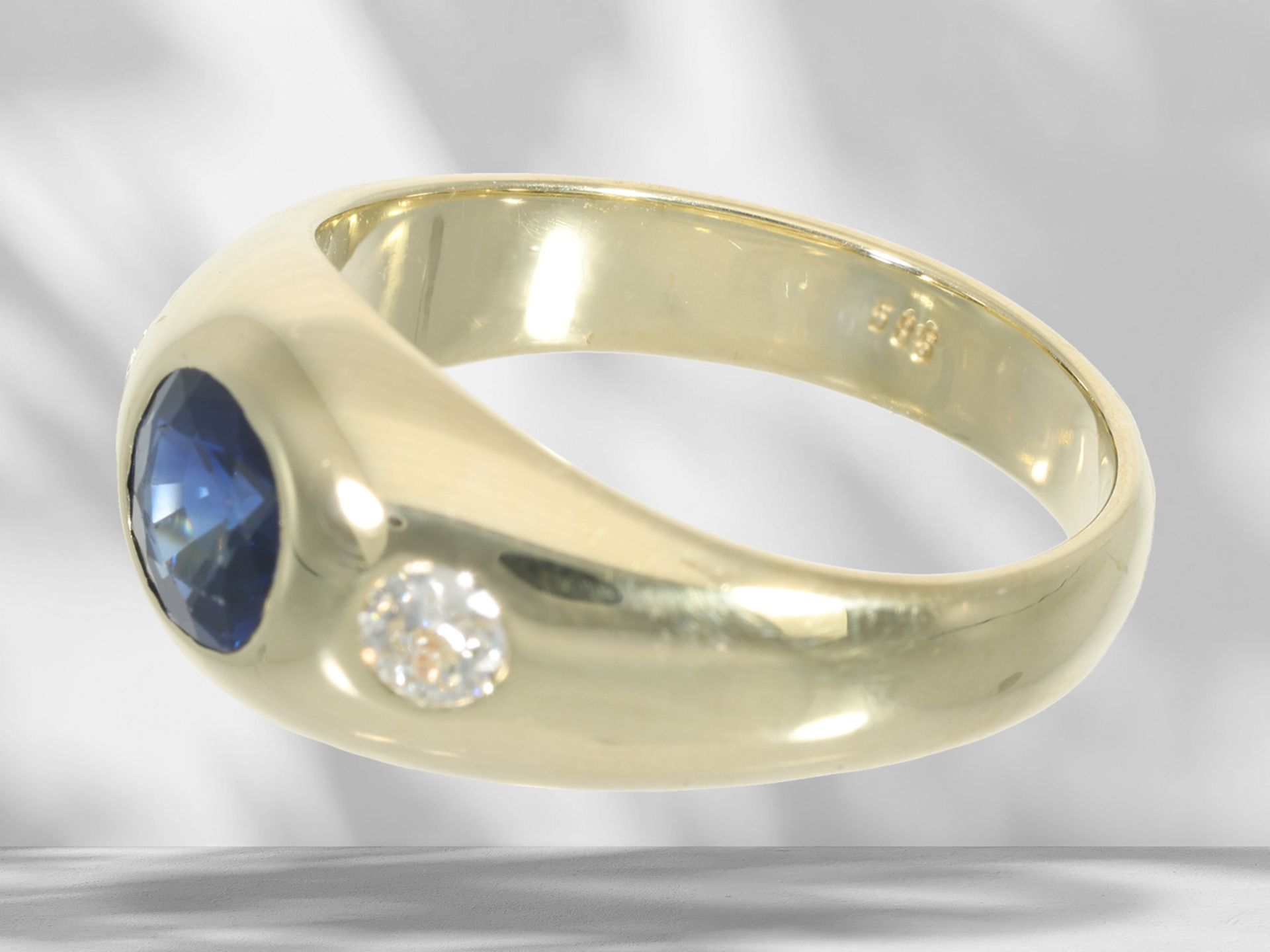 Ring: classic, solid band ring with sapphire and brilliant-cut diamonds, 14K gold - Image 5 of 5